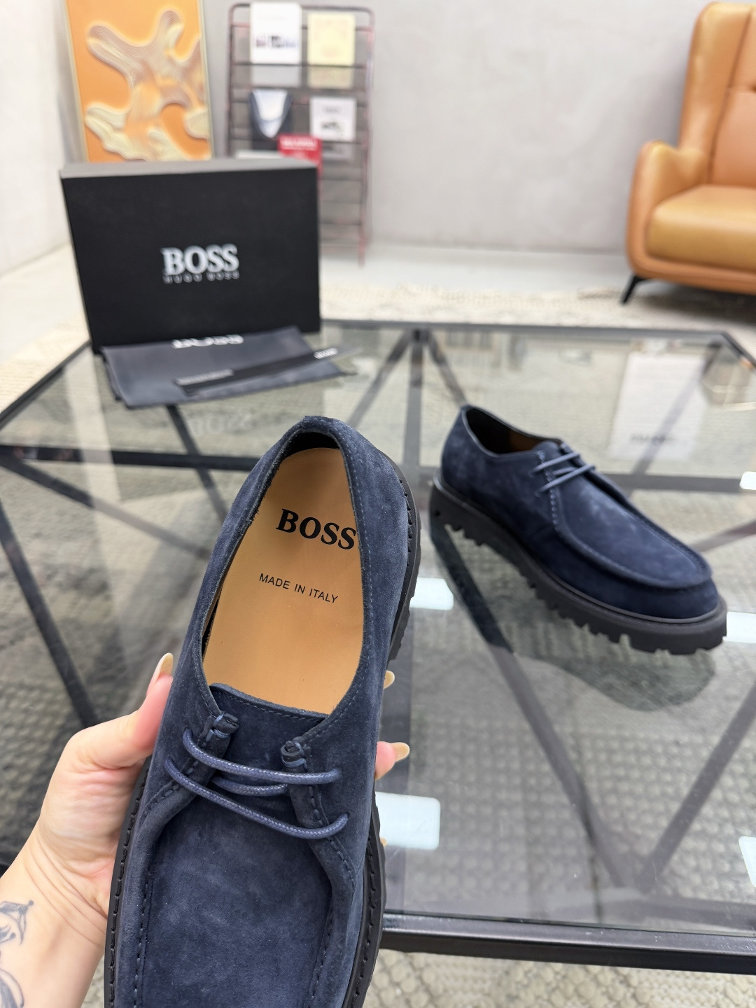 P420 B 🔍顶级代购🇮🇹 老 炸街男神休闲皮鞋新品来袭超人气爆款专柜同步，鞋面意大利进口原版反绒牛皮面料，高品质走线压印标志复杂拼接工艺，透气舒适牛皮内里垫，增高时尚简易版面男神风格，鞋底：原厂特供原版发泡大底，独家活动成型底超级舒适，原厂跟单货 🔍🔍高品质，可随意进出专柜，欢迎对比，码数 39-44（订 38 45 ）