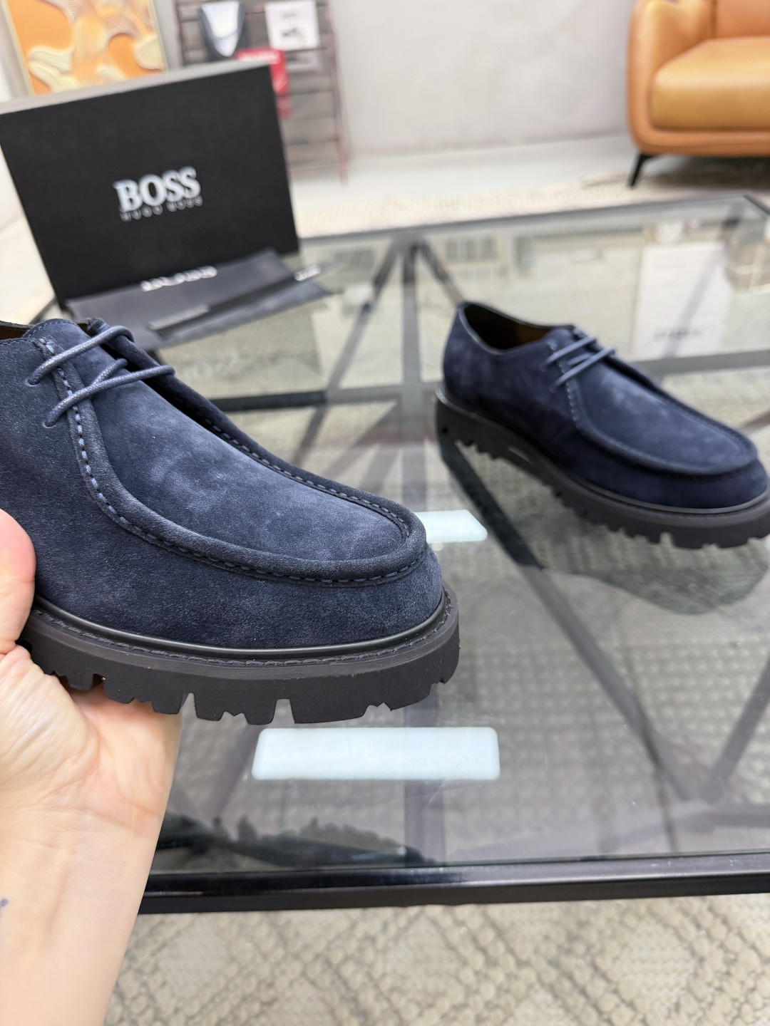 P420 B 🔍顶级代购🇮🇹 老 炸街男神休闲皮鞋新品来袭超人气爆款专柜同步，鞋面意大利进口原版反绒牛皮面料，高品质走线压印标志复杂拼接工艺，透气舒适牛皮内里垫，增高时尚简易版面男神风格，鞋底：原厂特供原版发泡大底，独家活动成型底超级舒适，原厂跟单货 🔍🔍高品质，可随意进出专柜，欢迎对比，码数 39-44（订 38 45 ）