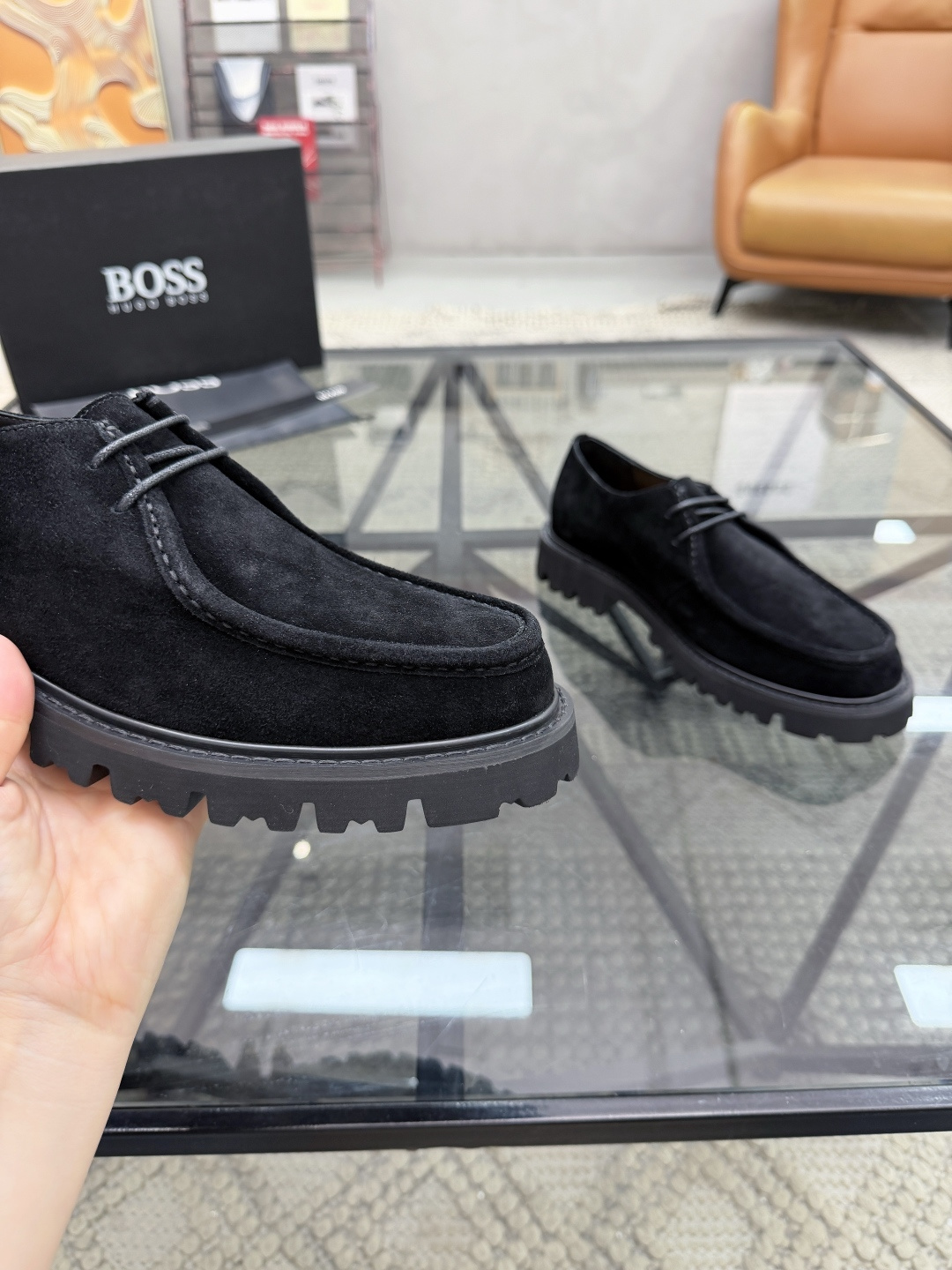 P420 B 🔍顶级代购🇮🇹 老 炸街男神休闲皮鞋新品来袭超人气爆款专柜同步，鞋面意大利进口原版反绒牛皮面料，高品质走线压印标志复杂拼接工艺，透气舒适牛皮内里垫，增高时尚简易版面男神风格，鞋底：原厂特供原版发泡大底，独家活动成型底超级舒适，原厂跟单货 🔍🔍高品质，可随意进出专柜，欢迎对比，码数 39-44（订 38 45 ）