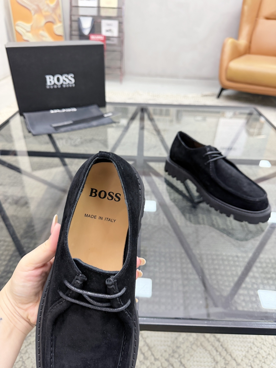 P420 B 🔍顶级代购🇮🇹 老 炸街男神休闲皮鞋新品来袭超人气爆款专柜同步，鞋面意大利进口原版反绒牛皮面料，高品质走线压印标志复杂拼接工艺，透气舒适牛皮内里垫，增高时尚简易版面男神风格，鞋底：原厂特供原版发泡大底，独家活动成型底超级舒适，原厂跟单货 🔍🔍高品质，可随意进出专柜，欢迎对比，码数 39-44（订 38 45 ）