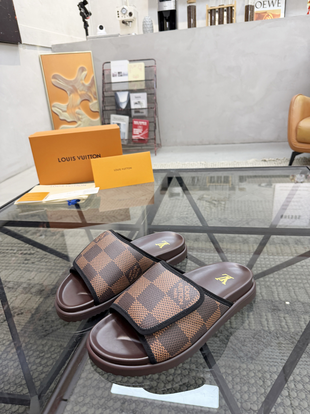 NO:888083,L Top Purchasing Agency Lu Street-leading male casual slippers are now available at the same time as the super-popular models. The uppers are made of original checked cowhide fabric imported from Italy. High-quality embossed logo and complex splicing technology. Breathable and comfortable soft rubber midsole. Fashionable and simple layout. The style of the male god. The original rubber outsole is specially provided by the original factory. The original factory is of high quality. You can go in and out of the counter at will. Welcome to compare. The size is 39-44 (order 38)  45),,slippers,cowhide19860909L 顶级代购 路 炸街男神休闲拖鞋新品来袭超人气爆款专柜同步,鞋面意大利进口原版格花牛皮面料,高品质走线压印标志复杂拼接工艺,透气舒适软胶中底,时尚简约版面男神风格,鞋底原厂特供原版橡胶大底,原厂跟单货高品质,可随意进出专柜,欢迎对比,码数 39-44（订 38 45）,,slippers,cowhide,Men's shoes