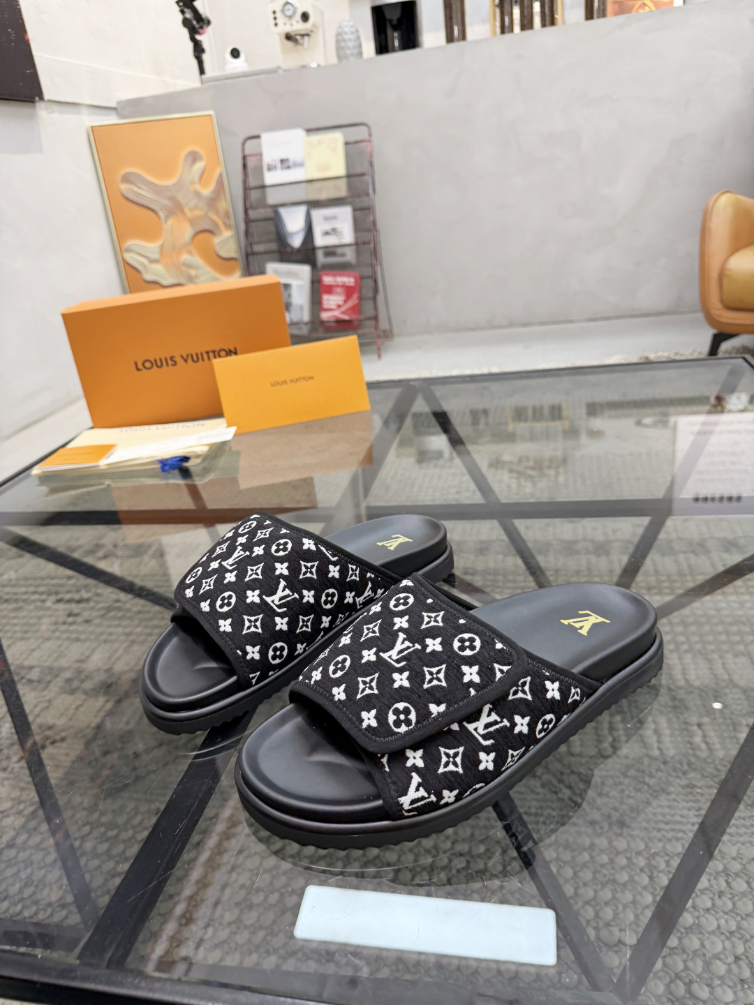 NO:888091,L Top Purchasing Agency Lu Street-leading male casual slippers are now available at the same time as the super popular models. The uppers are made of original flocked cloth fabric imported from Italy, and the high-quality embossed logo is made of complex splicing technology. Breathable and comfortable soft rubber midsole. Fashionable and simple layout. The style of the male god. The original rubber outsole is specially provided by the original factory. The original factory and single goods are of high quality. You can go in and out of the counter at will. Welcome to compare. Code number 39-44 (order 38 45), slippers19860909L 顶级代购 路 炸街男神休闲拖鞋新品来袭超人气爆款专柜同步,鞋面意大利进口原版植绒布面料,高品质走线压印标志复杂拼接工艺,透气舒适软胶中底,时尚简约版面男神风格,鞋底原厂特供原版橡胶大底,原厂跟单货高品质,可随意进出专柜,欢迎对比,码数 39-44（订 38 45）,,slippers,Men's shoes