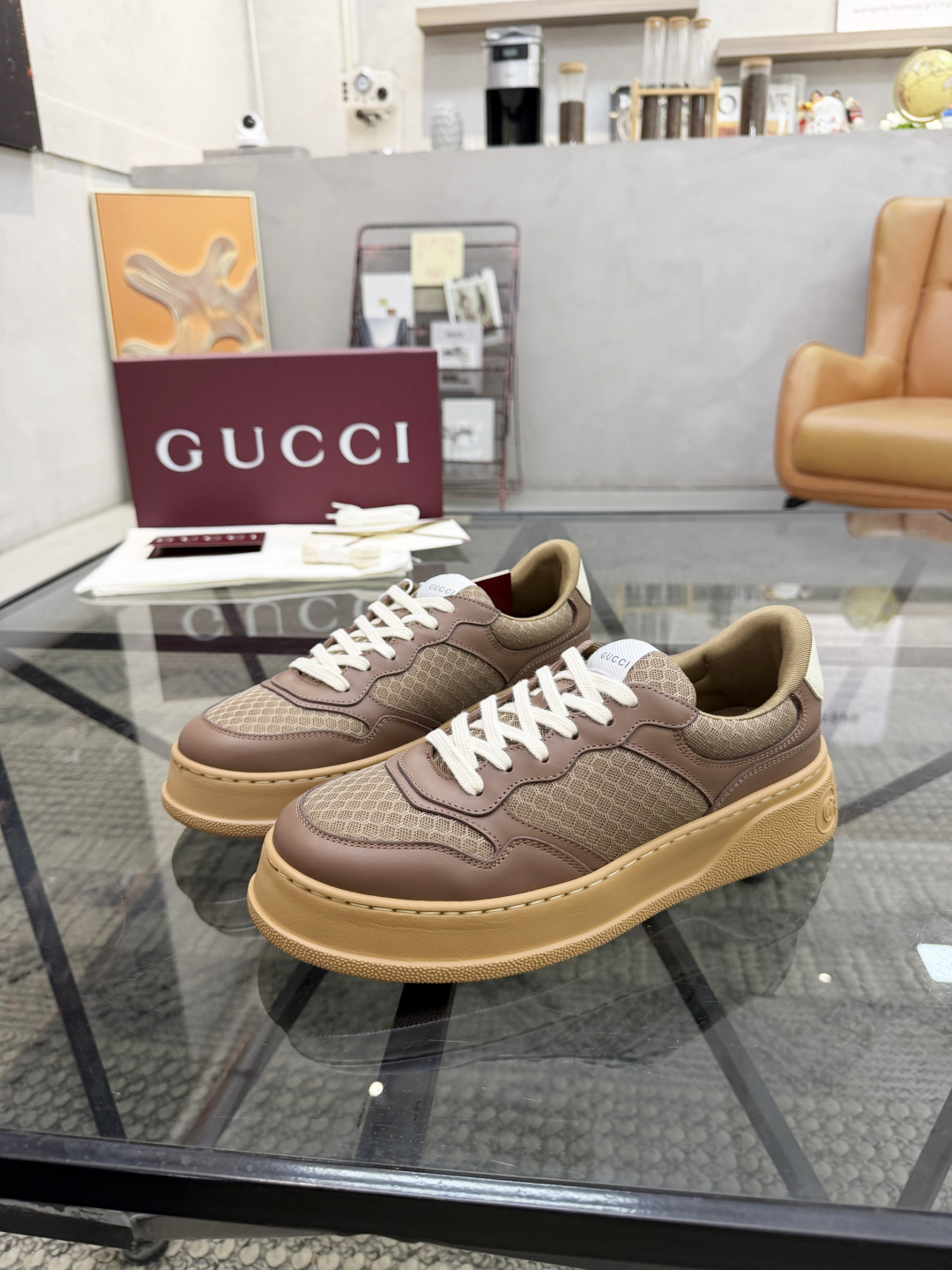NO:831655,G Top Purchasing Agency New products of ancient casual biscuit shoes for street men are coming. Super popular and popular models are synchronized with the counters. The uppers are imported from Italy and are made of original smooth cowhide with mesh fabrics. High-quality webbing logo complex splicing technology. Breathable and comfortable mesh inner pads. Increased fashion and simple layout. The style of men. The soles are original foam outsoles specially provided by the factory. Exclusive molded soles are super comfortable. Original factory single goods. High quality. You can enter and exit the counter at will. Welcome to compare and size.  38-44 (order 45),,cowhide19860909G 顶级代购 古 炸街男神休闲饼干鞋新品来袭超人气爆款专柜同步,鞋面意大利进口原版光滑牛皮搭配网布面料,高品质走线织带标志复杂拼接工艺,透气舒适网布内里垫,增高时尚简约版面男神风格,鞋底原厂特供原版发泡大底,独家活动成型底超级舒适,原厂跟单货,高品质,可随意进出专柜,欢迎对比,码数 38-44（订 45）,,cowhide,Men's shoes