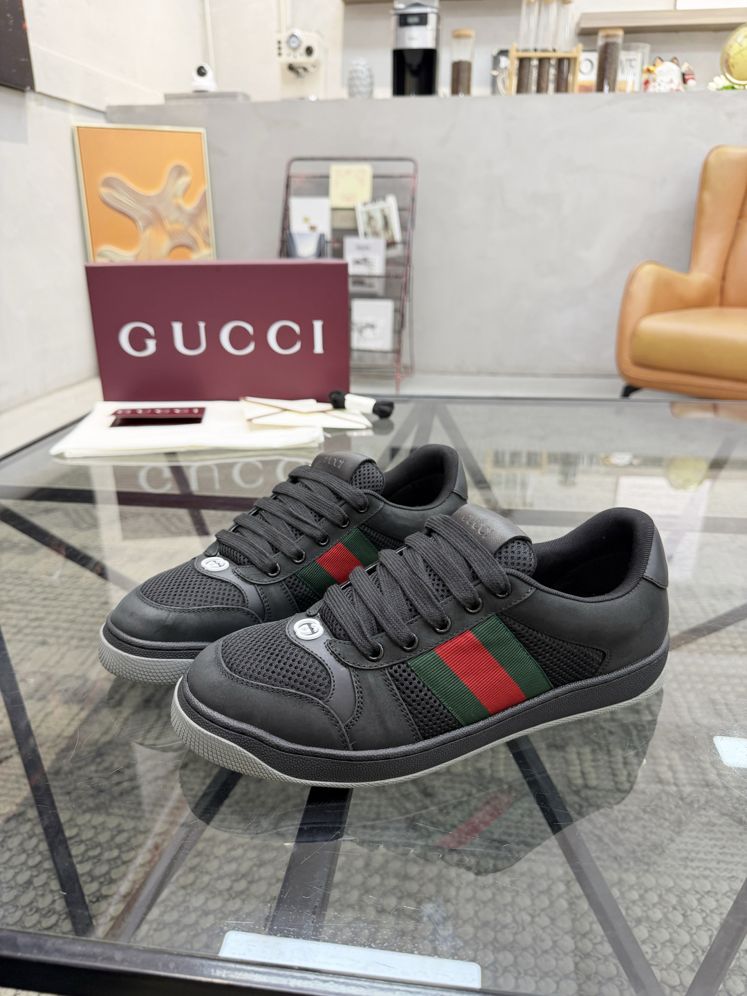 NO:831663,G Top Purchasing Agency New products of ancient street-style male casual shoes are coming, super popular and popular models are synchronized with the counters. The uppers are original smooth suede cowhide imported from Italy with mesh fabrics. High-quality webbing logo complex splicing technology. Breathable and comfortable mesh inner pads. Fashionable and simple layout male-style. The soles are original TPU outsole. Exclusive movable molded sole is super comfortable. Original factory single goods. High quality. You can enter and exit the counter at will. Welcome to compare. Code number 38-44 (order)  45),,cowhide19860909G 顶级代购 古 炸街男神休闲鞋新品来袭超人气爆款专柜同步,鞋面意大利进口原版光滑反绒牛皮搭配网布面料,高品质走线织带标志复杂拼接工艺,透气舒适网布内里垫,时尚简约版面男神风格,鞋底原厂特供原版TPU大底,独家活动成型底超级舒适,原厂跟单货,高品质,可随意进出专柜,欢迎对比,码数 38-44（订 45）,,cowhide,Men's shoes