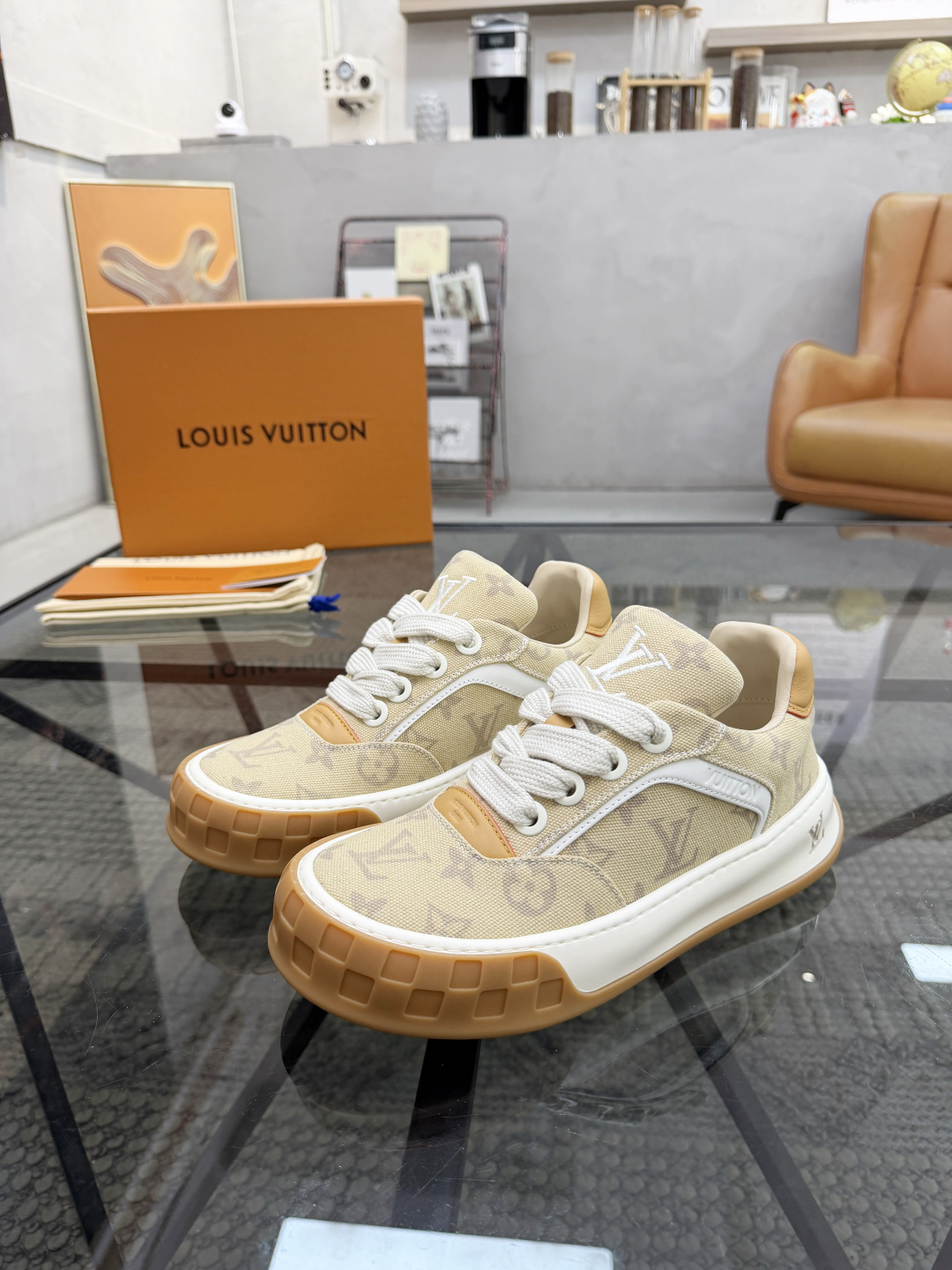 NO:832359,L Top Purchasing Agent Lu Street God's new casual shoes are coming, super popular and popular models are synchronized with the counters. The uppers are original denim fabrics imported from Italy, high-quality wire transfer and totem logo complex splicing technology, breathable and comfortable cowhide lining, fashionable and cool layout trendy style, the soles are original foam fusion rubber outsole, exclusive movable molded soles are super comfortable, original factory single goods, high quality, you can enter and exit the counter at will. Welcome to compare and size.  38-45,,cowhide19860909L 顶级代购 路 炸街男神休闲鞋新品来袭超人气爆款专柜同步,鞋面意大利进口原版牛仔布面料,高品质走线转印图腾标志复杂拼接工艺,透气舒适牛皮内里垫,时尚炫酷版面潮达人风格,鞋底原厂特供原发泡融合橡胶大底,独家活动成型底超级舒适,原厂跟单货,高品质,可随意进出专柜,欢迎对比,码数 38-45,,cowhide,Men's shoes