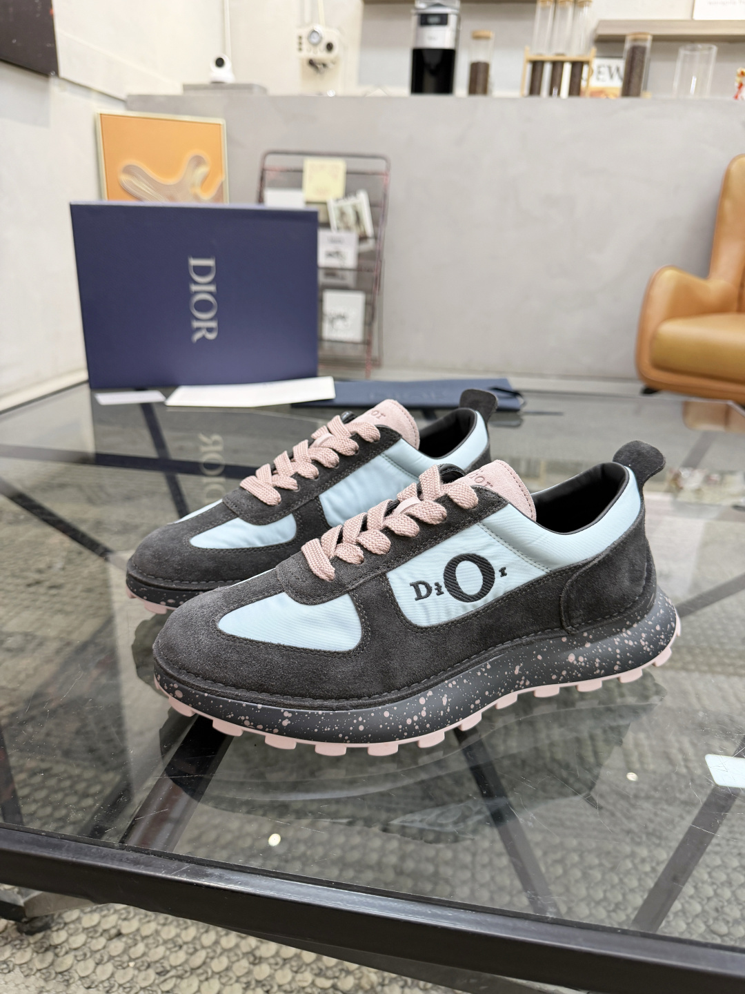 NO:853235,D Top Purchasing Agent Di Street Male God’s Casual Shoes New Product is Coming, Super Popular and Hot Style Counter Synchronization, Original Italian Suede Cowhide with Canvas Fabric, High-Quality Threading and Electric Embroidered Logo Complex Splicing Technology, Breathable and Comfortable Cowhide Leather Lining, Enhanced Fashionable and Cool Layout, Trendy Style, Original Factory Specially Offered Original Foam Outsole, Exclusive Movable Molding Sole Super Comfortable, Original Factory Follow-Up, High Quality, You Can Enter and Go Out of the Counter at Will, Welcome to Compare and Code Number  39-44 (order 45 46),,cowhide19860909D 顶级代购 迪 炸街男神休闲鞋新品来袭超人气爆款专柜同步,鞋面意大利进口原版反绒牛皮搭配帆布面料,高品质走线电绣标志复杂拼接工艺,透气舒适牛皮内里垫,增高时尚炫酷版面潮达人风格,鞋底原厂特供原版发泡大底,独家活动成型底超级舒适,原厂跟单货,高品质,可随意进出专柜,欢迎对比,码数 39-44（订 45 46）,,cowhide,Men's shoes