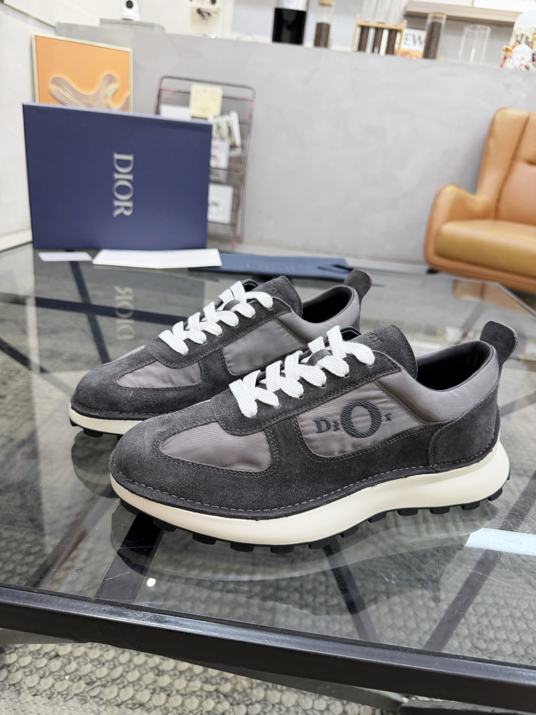 NO:853247,D Top Purchasing Agent Di Street Male God’s Casual Shoes New Product is Coming, Super Popular and Hot Style Counter Synchronization, Original Italian Suede Cowhide with Canvas Fabric, High-Quality Threading and Electric Embroidered Logo Complex Splicing Technology, Breathable and Comfortable Cowhide Leather Lining, Enhanced Fashionable and Cool Layout, Trendy Style, Original Factory Specially Offered Original Foam Outsole, Exclusive Movable Molding Sole Super Comfortable, Original Factory Follow-Up, High Quality, You Can Enter and Go Out of the Counter at Will, Welcome to Compare and Code Number  39-44 (order 45 46),,cowhide19860909D 顶级代购 迪 炸街男神休闲鞋新品来袭超人气爆款专柜同步,鞋面意大利进口原版反绒牛皮搭配帆布面料,高品质走线电绣标志复杂拼接工艺,透气舒适牛皮内里垫,增高时尚炫酷版面潮达人风格,鞋底原厂特供原版发泡大底,独家活动成型底超级舒适,原厂跟单货,高品质,可随意进出专柜,欢迎对比,码数 39-44（订 45 46）,,cowhide,Men's shoes