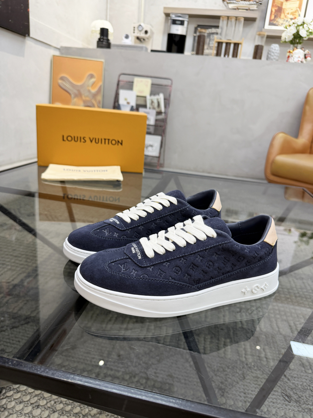 NO:898295,L Top Purchasing Agent Lu Street-leading male casual shoes new products are coming, super popular hot models are synchronized with the counters, the uppers are imported original suede cowhide fabrics, high-quality routing and embossed logo complex splicing technology, breathable and comfortable cowhide lining, fashionable and simple layout male style, the soles are specially provided by the original factory with original rubber outsole, the original factory and single goods are of high quality, you can go in and out of the counter at will, welcome to compare, code number 39-44 (order 45),,cowhide19860909L 顶级代购 路 炸街男神休闲鞋新品来袭超人气爆款专柜同步,鞋面意大利进口原版反绒牛皮面料,高品质走线压印标志复杂拼接工艺,透气舒适牛皮内里垫,时尚简约版面男神风格,鞋底原厂特供原版橡胶大底,原厂跟单货高品质,可随意进出专柜,欢迎对比,码数 39-44（订 45）,,cowhide,Men's shoes
