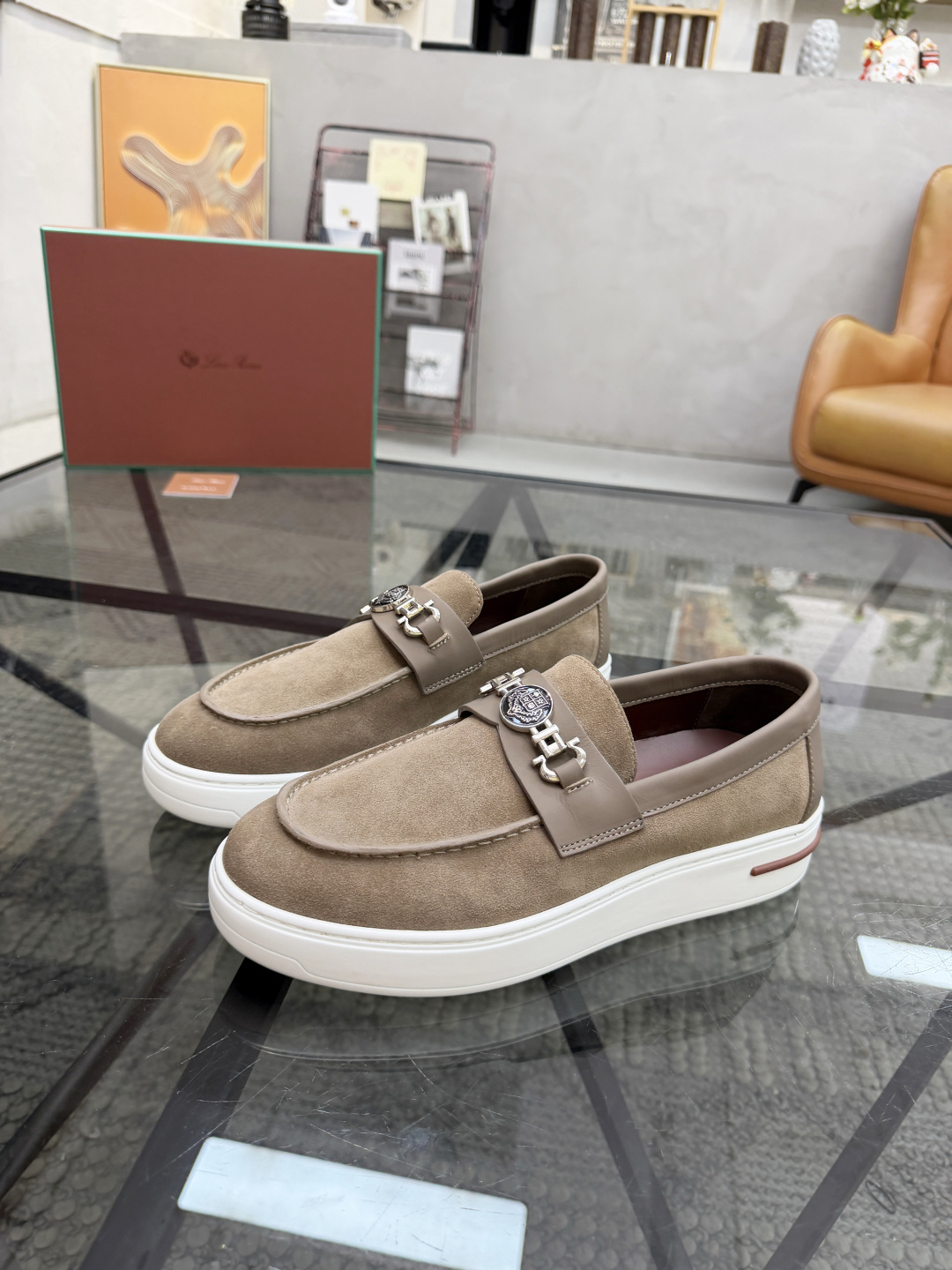 NO:898299,L Top purchasing agent LP street-style male-god casual shoes are coming soon, super popular hot-selling products are synchronized with the counters. The uppers are imported from Italy with original suede cowhide and smooth cowhide fabrics. High-quality wiring hardware logo complex splicing process. Breathable and comfortable cowhide lining. Stylish and simple layout male-style. The soles are original foamed fusion rubber outsole. Exclusive molded sole is super comfortable. Original and single goods. High-quality. You can enter and exit the counter at will. Welcome to compare and code number.  39-44 (order 45),,loro piana,cowhide19860909L 顶级代购 LP 炸街男神套脚休闲鞋新品来袭超人气爆款专柜同步,鞋面意大利进口原版反绒牛皮搭配光滑牛皮面料,高品质走线五金标志复杂拼接工艺,透气舒适牛皮内里垫,时尚简约版面男神风格,鞋底原厂特供原版发泡融合橡胶大底,独家活动成型底超级舒适,原厂跟单货,高品质,可随意进出专柜,欢迎对比,码数 39-44（订 45）,,loro piana,cowhide,Men's shoes