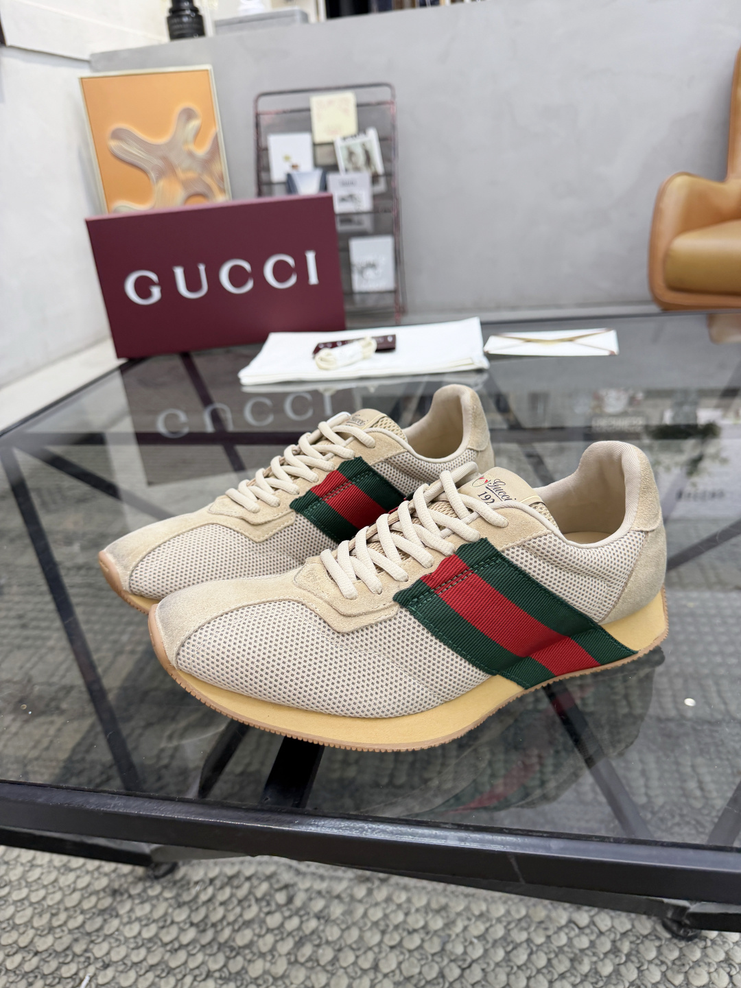 NO:956346,G's top purchasing agent for ancient street-style men's casual shoes is on sale at the same time at the counter. Original factory configuration, original suede cowhide imported from Italy with mesh fabric, high-quality threaded webbing logo and complex splicing process, breathable and comfortable mesh inner pad, original factory special foam fusion rubber outsole, original factory with single goods, high quality, you can enter and exit the counter at will, welcome to compare and synchronize with the counter, code number 38-44 (order 45),,cowhide19860909G 顶级代购古 炸街男神休闲鞋专柜同步发售原厂配置,意大利进口原版反绒牛皮搭配网布面料,高品质走线织带标志复杂拼接工艺,透气舒适网布内里垫,鞋底原厂特供原版发泡融合橡胶大底,原厂跟单货 高品质,可随意进出专柜,欢迎对比专柜同步,码数 38-44（订 45）,,cowhide,Men's shoes