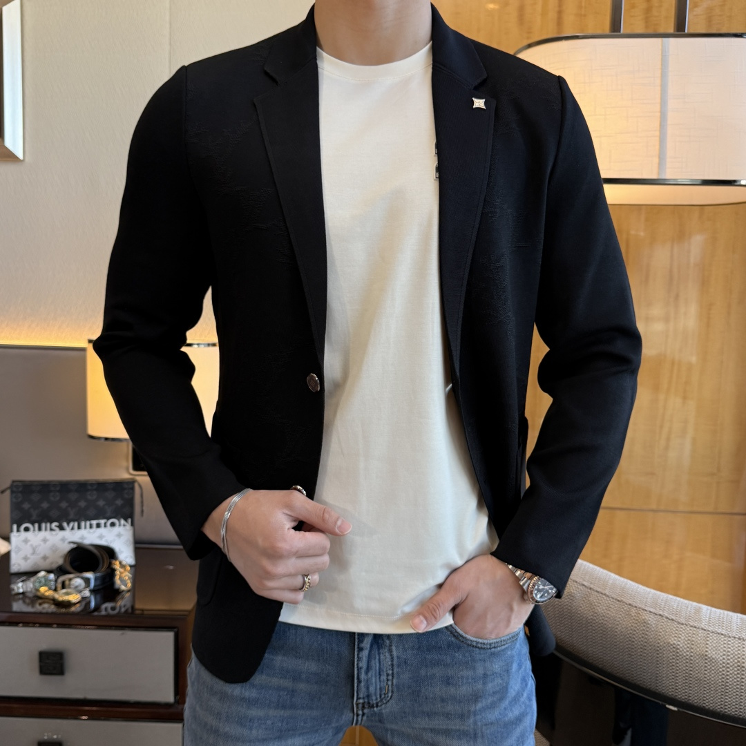 NO:519519,LV - 2025ss New Year Spring Fashion Spring Fashion Big Boom Casual Knitted Suit Jacket The most fashionable and simple design, atmospheric and decent, highlighting exquisiteness in a casual manner. Fabric This technology customized polyester fiber fabric is not a traditional design, it looks more young and fashionable. Details are very particular. The upper body effect is a regular style but the tailoring is very special. The effect is not loose or slim. It is moderate. No matter how fat and thin you wear it, there are different styles and sizes 48-56,,louis vuitton,jackets & coats,business suit,alexander wang19860909LV - 2025ss贺岁款春装大爆款休闲针织西装外套 最为时尚简约设计,大气得体,随意中凸显精致.面料 此款科技定制聚酯纤维面料, 不是传统的设计 更加显得年轻时尚 细节 非常讲究 上身效果属于常规款但是剪裁非常特别 效果并不是宽松 也不是修身 属于适中 无论胖瘦穿上身 都有不同的风格尺码48-56,,louis vuitton,jackets & coats,business suit,alexander wang,Men's clothing