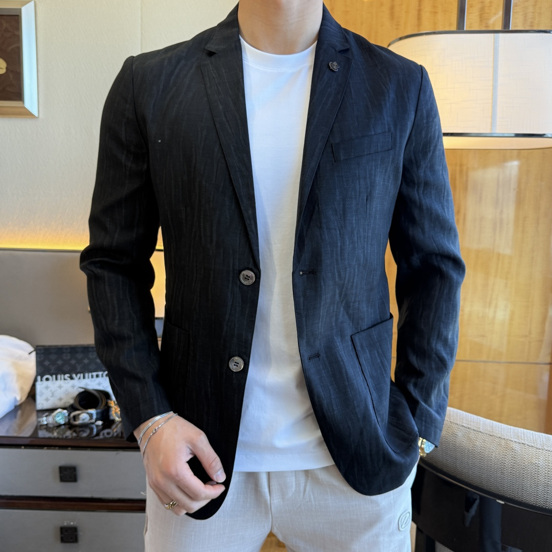 NO:116101,LP Nouyou - 2025ss New Year Spring Fashion Spring Fashion Big Shot Casual Line Suit Jacket The most fashionable and simple design, atmospheric and decent, highlighting exquisiteness in a casual manner. Fabric This technology customized polyester fiber fabric is not a traditional design, it looks more young and fashionable. Details are very particular. The upper body effect is a regular style but the tailoring is very special. The effect is not loose or slim. It is moderate. No matter how fat and thin you wear it, there are different styles and sizes 48-56,,loro piano,jackets & coats,business suit,alexander wang19860909LP诺悠 - 2025ss贺岁款春装大爆款休闲亚麻西装外套 最为时尚简约设计,大气得体,随意中凸显精致.面料 此款科技定制聚酯纤维面料, 不是传统的设计 更加显得年轻时尚 细节 非常讲究 上身效果属于常规款但是剪裁非常特别 效果并不是宽松 也不是修身 属于适中 无论胖瘦穿上身 都有不同的风格尺码48-56,,loro piana,jackets & coats,business suit,alexander wang,Men's clothing