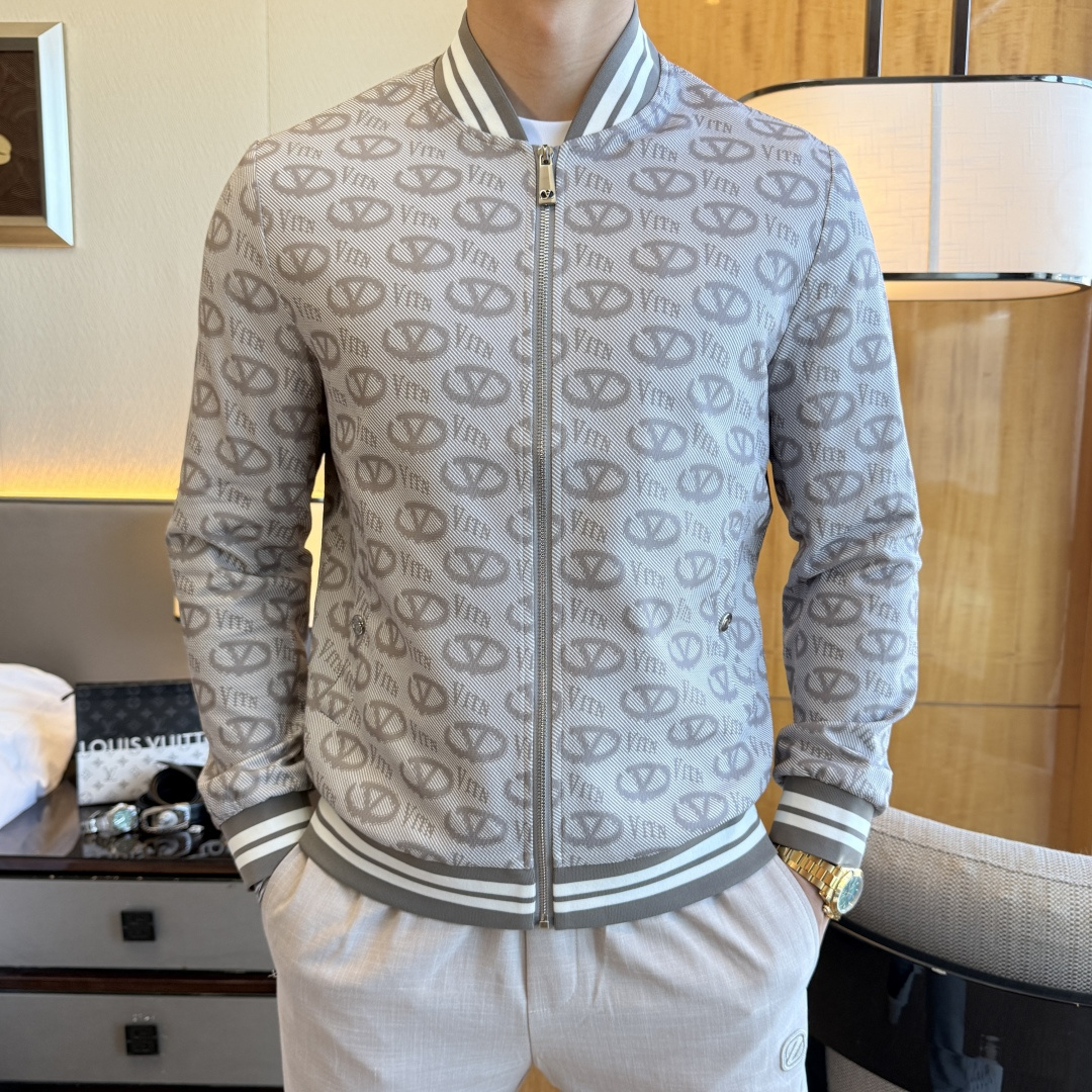 NO:116114,Valentino - 2025ss Snake Year New Year Spring Jacket Jacket, customized high-quality polyester fabric!  Top-level fashion brand elements logo design, complete with three standards!  The original hardware and accessories have smooth lines and exquisite craftsmanship, excellent upper body style, comfortable fabric, windproof and warm, and casual matching are very fashionable, handsome, casual and fashionable men's must-have!  Size M-3XL (model 178/145 catties wear L), valentino, jackets & coats, jackets & coats, alexander wang19860909华伦天奴 - 2025ss蛇年贺岁款春装夹克外套,定制高品质聚酯纤维面料！顶级时尚大牌元素logo设计,三标齐全！原版五金辅料,线条流畅,工艺精致,上身版型超赞,面料舒适,挡风保暖,随意搭配都非常时尚帅气休闲时尚男仕必备款哦！尺码M-3XL（模特178/145斤穿L）,,valentino,jackets & coats,jackets & coats,alexander wang,Men's clothing