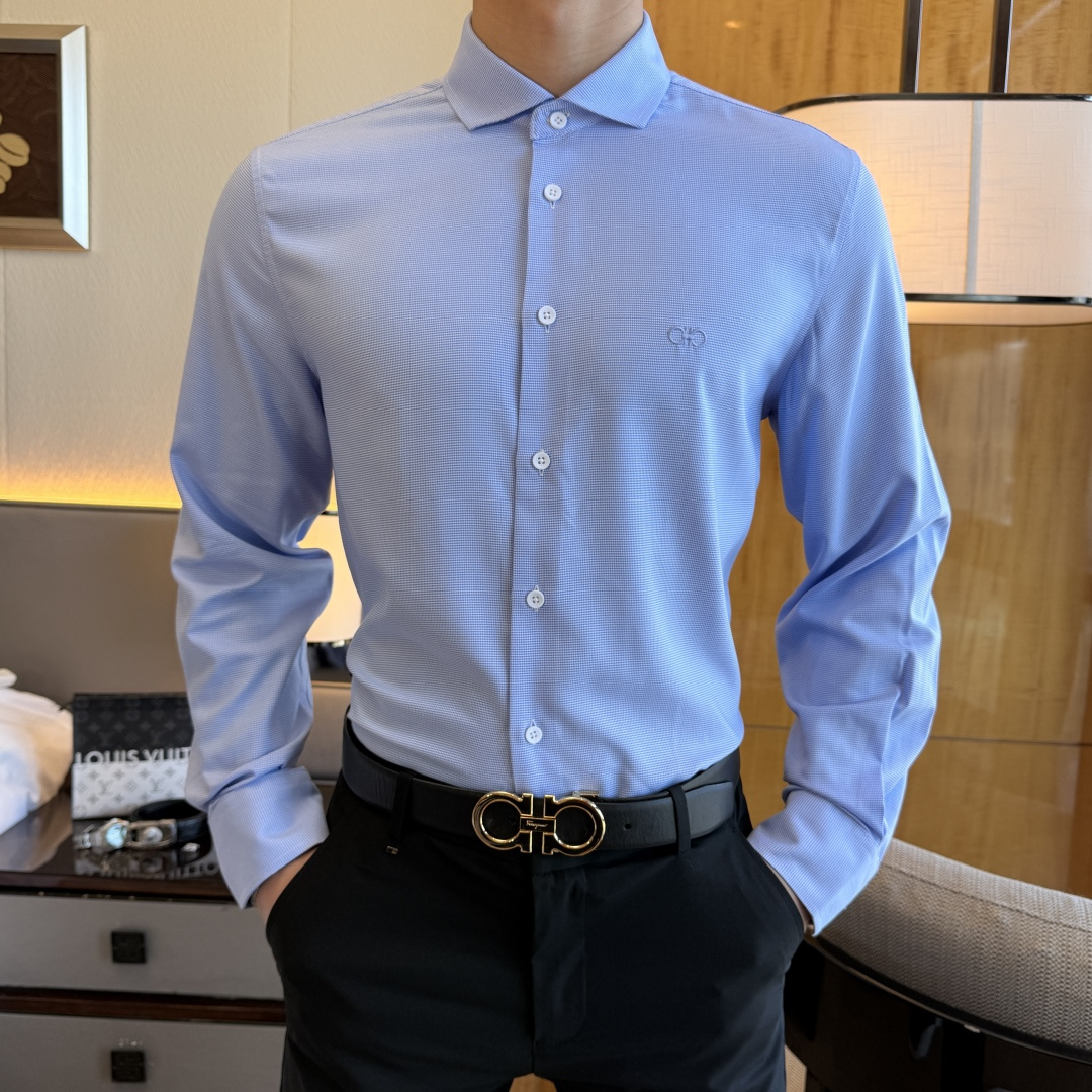 NO:116105,Ferragamo - 2025ss Spring and Summer Fashion Big Boutique Long-sleeved Shirts, Trading Company Channel Products, the perfect quality, belongs to the cabinet-level, predictable hot product, high-end customized imported high-end cotton blend fabric, master-level tailoring, invincible texture, excellent skin-friendly, very outstanding aesthetic design, exquisite craftsmanship, smooth lines, perfect matching!  Easy to upgrade the sense of fashion, with high recognition, excellent upper body effect, extremely exquisite workmanship, neat and meticulous routes, and can be matched for business or daily leisure!  Counter size M-3XL, ferragamo,shirts,alexander wang19860909菲拉格慕 - 2025ss春夏时尚大爆款精品长袖衬衫,贸易公司渠道货,品相完美如斯,属于入柜级别,可预见性的爆款,高级定制进口高级棉混纺面料,大师级剪裁,质感无敌,亲肤性极佳,非常出彩的美学设计,工艺精湛,线条流畅,完美搭配！轻松将时髦感进阶,有着高强辨识度,上身效果超赞,做工极为考究严谨,走线工整细致,商务抑或日常休闲均可搭配！专柜尺码 M-3XL,,ferragamo,shirts,alexander wang,Men's clothing