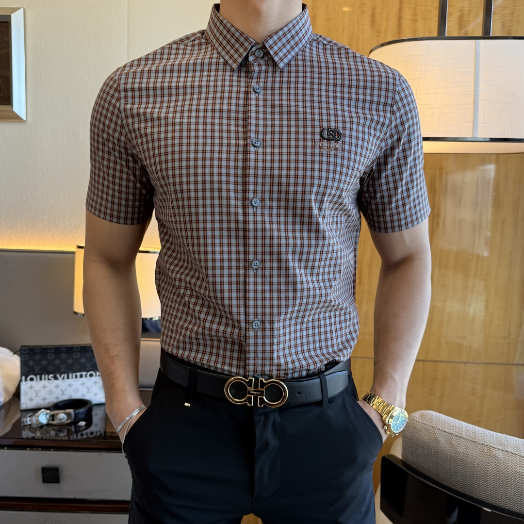 NO:116109,Burberry - 2025ss Spring and Summer Fashion Short-sleeved Shirts, Trading Company Channel Products, the perfect quality, belongs to the cabinet level, predictable hot product, high-end custom imported long-length cotton fabric, master-level tailoring, invincible texture, excellent skin-friendly, very outstanding aesthetic design, exquisite craftsmanship, smooth lines, perfect matching!  Easy to upgrade the sense of fashion, with high recognition, excellent upper body effect, extremely exquisite workmanship, neat and meticulous routes, and can be matched for business or daily leisure!  Counter size M-3XL (model 178/145 catties wearing L size), burberry,shirts,T-shirt,alexander wang19860909巴宝莉 - 2025ss春夏时尚大爆款短袖衬衫,贸易公司渠道货,品相完美如斯,属于入柜级别,可预见性的爆款,高级定制进口长绒棉面料,大师级剪裁,质感无敌,亲肤性极佳,非常出彩的美学设计,工艺精湛,线条流畅,完美搭配！轻松将时髦感进阶,有着高强辨识度,上身效果超赞,做工极为考究严谨,走线工整细致,商务抑或日常休闲均可搭配！专柜尺码 M-3XL（模特178/145斤穿L码）,,burberry,shirts,T-shirt,alexander wang,Men's clothing