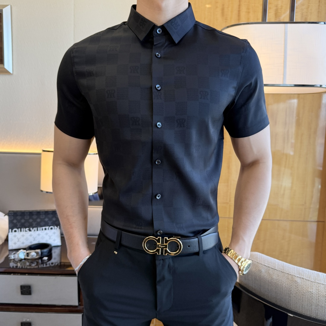 NO:116111,Dior - 2025ss Spring and Summer Fashion Short-sleeved Shirts, Trading Company Channel Products, the quality is perfect, it belongs to the cabinet level, predictable hot product, high-end custom imported long-length cotton fabric, master-level tailoring, invincible texture, excellent skin-friendly, very outstanding aesthetic design, exquisite craftsmanship, smooth lines, perfect matching!  Easy to upgrade the sense of fashion, with high recognition, excellent upper body effect, extremely exquisite workmanship, neat and meticulous routes, and can be matched for business or daily leisure!  Counter size M-3XL (model 178/145 catties wearing L size), dior,shirts,T-shirt,alexander wang19860909迪奥 - 2025ss春夏时尚大爆款短袖衬衫,贸易公司渠道货,品相完美如斯,属于入柜级别,可预见性的爆款,高级定制进口长绒棉面料,大师级剪裁,质感无敌,亲肤性极佳,非常出彩的美学设计,工艺精湛,线条流畅,完美搭配！轻松将时髦感进阶,有着高强辨识度,上身效果超赞,做工极为考究严谨,走线工整细致,商务抑或日常休闲均可搭配！专柜尺码 M-3XL（模特178/145斤穿L码）,,dior,shirts,T-shirt,alexander wang,Men's clothing