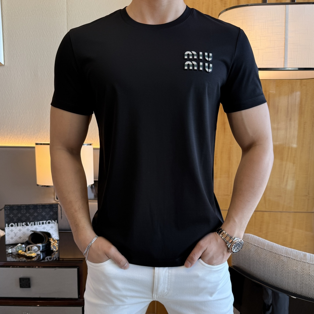 NO:116115,Misunderstanding - 2025ss Snake Year New Year Spring and Summer Boutique Short-sleeved T-shirts Synchronized by the official website High-end quality Customized top mercerized cotton fabrics, 1:1 made by top manufacturers, fashionable big brand heavy craftsmanship logo design, soft and delicate touch, skin-friendly and comfortable to wear, versatile and casual, the upper body is very good, handsome, a must-have for trendy men Size M-3XL Maximum wearable 190 pounds!  ,T-shirt,tees,t-shirt,alexander wang19860909谬谬 - 2025ss蛇年贺岁款春夏精品短袖T恤 官网同步 高端品质 定制顶级丝光棉面料,顶级大厂1:1制作,时尚大牌重工艺logo设计,手感柔软细腻 穿着亲肤舒适 百搭休闲 上身非常赞 帅气 潮男必备品 尺码M-3XL 最大可穿190斤！,,T-shirt,tees，t-shirt,alexander wang,Men's clothing