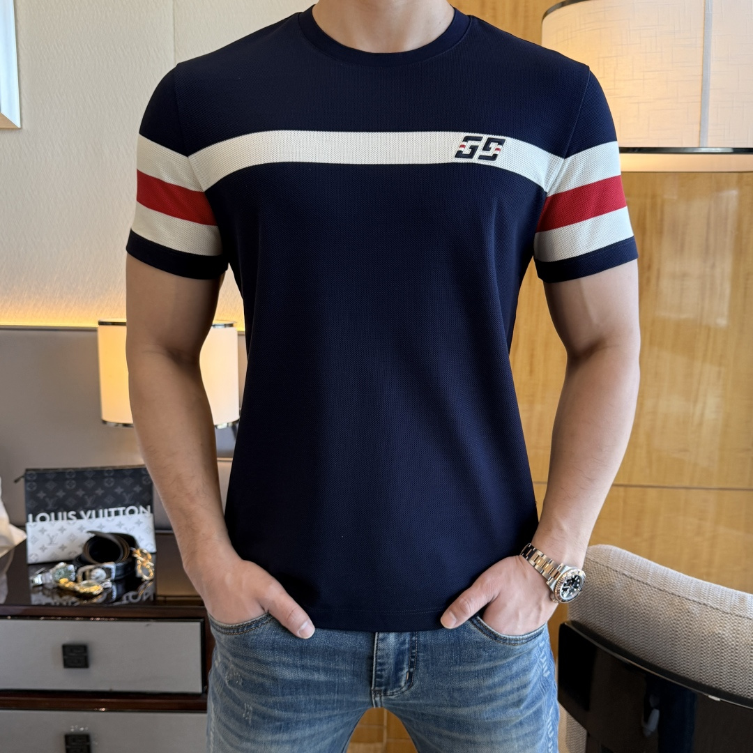 NO:116124,Guqi-2025ss Snake Year New Year New Year Spring and Summer Boutique Short-sleeved T-shirts Synchronized by the official website High-end quality Customized top-grade long-length cotton fabrics, 1:1 made by top-tier manufacturers, fashionable and heavy craftsmanship logo design, soft and delicate touch, skin-friendly and comfortable to wear, versatile and casual, the upper body is very good, handsome, a must-have for trendy men Size M-3XL Maximum wearable 190 pounds!  ,T-shirt,tees,t-shirt,alexander wang19860909古奇- 2025ss蛇年贺岁款春夏精品短袖T恤 官网同步 高端品质 定制顶级长绒棉面料,顶级大厂1:1制作,时尚大牌重工艺logo设计,手感柔软细腻 穿着亲肤舒适 百搭休闲 上身非常赞 帅气 潮男必备品 尺码M-3XL 最大可穿190斤！,,T-shirt,tees，t-shirt,alexander wang,Men's clothing