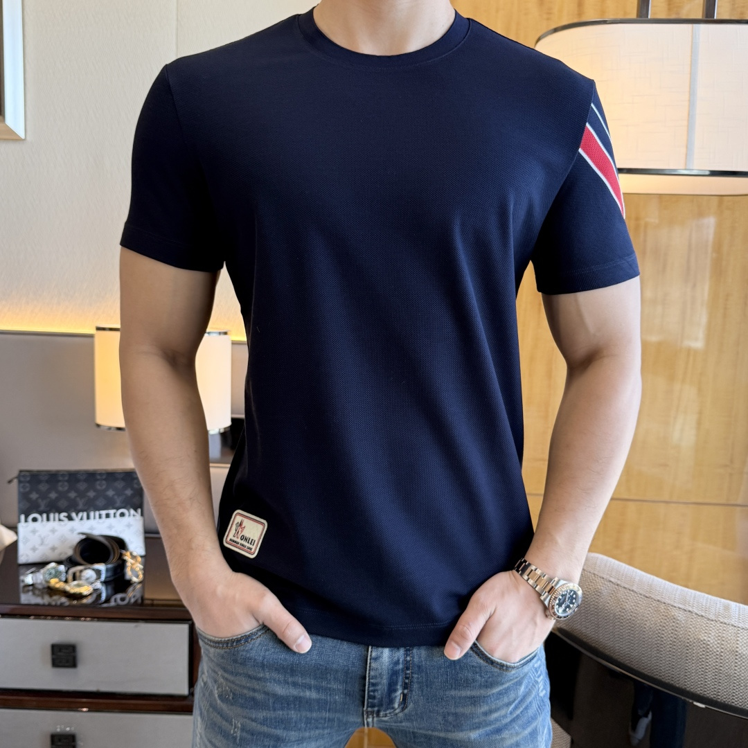 NO:116127,The cover - 2025ss Snake Year New Year New Year Spring and Summer Boutique Short-sleeved T-shirts Synchronized by the official website High-end quality Customized top-grade long-length cotton fabrics, 1:1 made by top-grade manufacturers, fashionable and heavy craftsmanship logo design, soft and delicate touch, skin-friendly and comfortable to wear, versatile and casual, the upper body is very good, handsome, a must-have for trendy men Size M-3XL Maximum wearable 190 pounds!  ,Moncler,T-shirt,tees,t-shirt,alexander wang19860909蒙口 - 2025ss蛇年贺岁款春夏精品短袖T恤 官网同步 高端品质 定制顶级长绒棉面料,顶级大厂1:1制作,时尚大牌重工艺logo设计,手感柔软细腻 穿着亲肤舒适 百搭休闲 上身非常赞 帅气 潮男必备品 尺码M-3XL 最大可穿190斤！,,Moncler,T-shirt,tees，t-shirt,alexander wang,Men's clothing