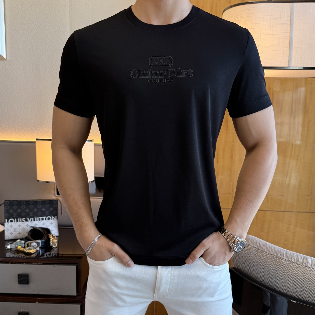 NO:116118,Dior - 2025ss Snake Year New Year Spring and Summer Boutique Short-sleeved T-shirts Synchronized by the official website High-end quality Customized top mercerized cotton fabrics, 1:1 made by top manufacturers, fashionable big brand heavy craftsmanship logo design, soft and delicate touch, skin-friendly and comfortable to wear, versatile and casual, the upper body is very good, handsome, a must-have for trendy men Size M-3XL Maximum wearable 190 pounds!  ,dior,T-shirt,tees,t-shirt,alexander wang19860909迪奥 - 2025ss蛇年贺岁款春夏精品短袖T恤 官网同步 高端品质 定制顶级丝光棉面料,顶级大厂1:1制作,时尚大牌重工艺logo设计,手感柔软细腻 穿着亲肤舒适 百搭休闲 上身非常赞 帅气 潮男必备品 尺码M-3XL 最大可穿190斤！,,dior,T-shirt,tees，t-shirt,alexander wang,Men's clothing