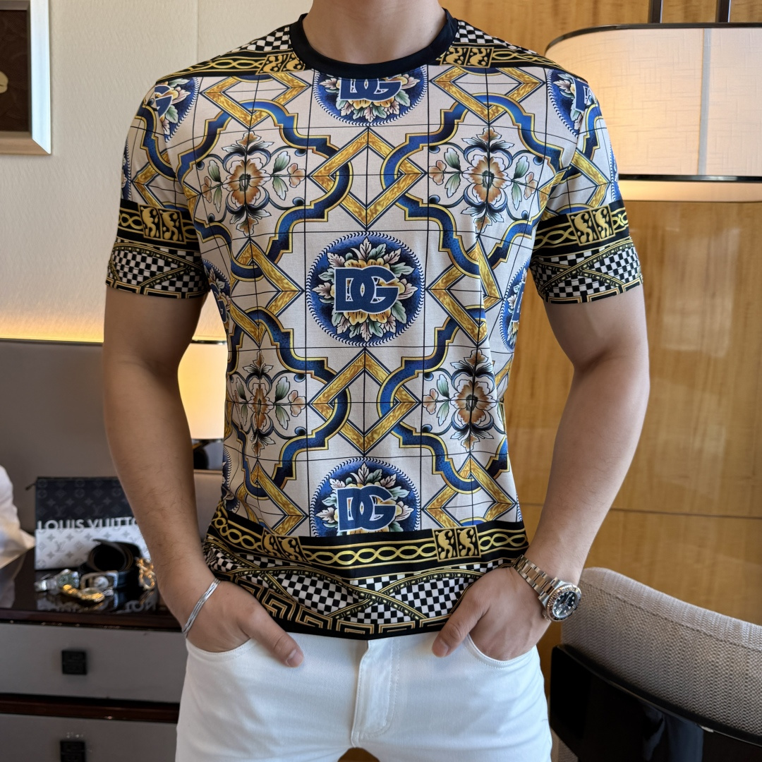 NO:117582,DG - 2025ss Snake Year New Year Spring and Summer Boutique 5D Printed Short-Sleeve T-shirt Official Website Synchronization High-end Quality Customized Top Double Mercerated Cotton Fabric, Top Large Factory 1:1 Production, Fashion Brand Heavy Crafts Logo Design, Soft and Delicate Hands, Comfortable Skin-friendly and Casual, Excellent Top Body, Handsome, Beautiful, T-shirt, Alexander Wang, Size M-3XL (Model 175/145 catties wear L), Dolce&Gabbana, T-shirt, Tees, T-shirt, alexander Wang19860909DG - 2025ss蛇年贺岁款春夏精品5D印花短袖T恤 官网同步 高端品质 定制顶级双丝光棉面料,顶级大厂1:1制作,时尚大牌重工艺logo设计,手感柔软细腻 穿着亲肤舒适 百搭休闲 上身非常赞 帅气 潮男必备品 尺码M-3XL(模特175/145斤穿L),,Dolce&Gabbana,T-shirt,tees，t-shirt,alexander wang,Men's clothing