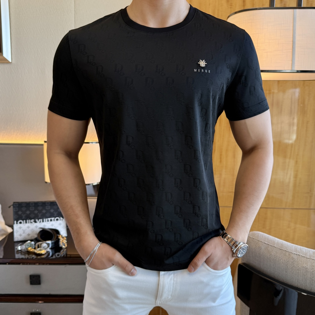 NO:117585,Dior - 2025ss Snake Year New Year Spring and Summer Boutique Short-sleeved T-shirts Synchronized by the official website High-end quality Customized top mercerized cotton fabrics, 1:1 made by top manufacturers, fashionable big brand heavy craftsmanship logo design, soft and delicate touch, skin-friendly and comfortable to wear, versatile and casual, the upper body is very good, handsome, a must-have for trendy men Size M-3XL Maximum wearable 190 pounds!  ,dior,T-shirt,tees,t-shirt,alexander wang19860909迪奥 - 2025ss蛇年贺岁款春夏精品短袖T恤 官网同步 高端品质 定制顶级丝光棉面料,顶级大厂1:1制作,时尚大牌重工艺logo设计,手感柔软细腻 穿着亲肤舒适 百搭休闲 上身非常赞 帅气 潮男必备品 尺码M-3XL 最大可穿190斤！,,dior,T-shirt,tees，t-shirt,alexander wang,Men's clothing
