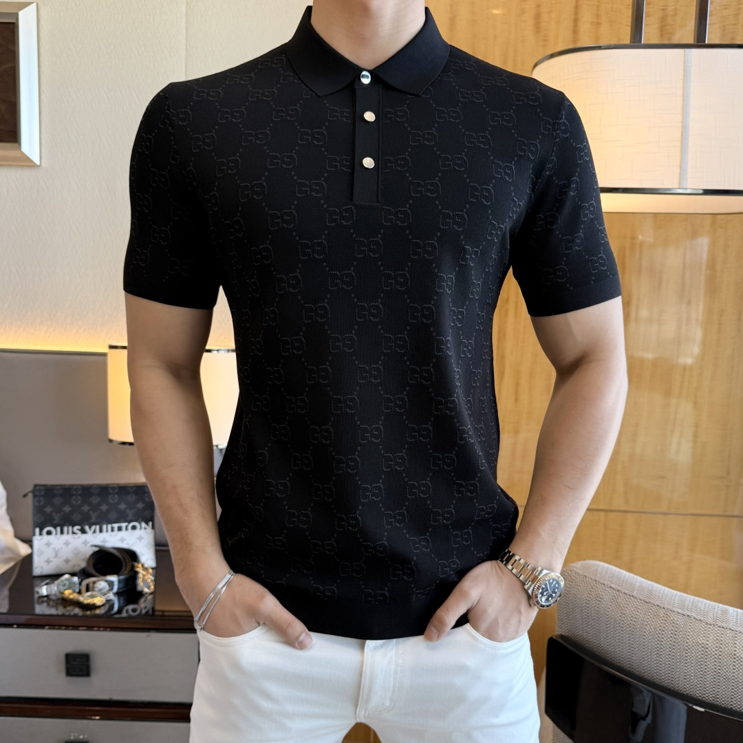 NO:117573,Guqi - 2025ss Spring and Summer latest hit short-sleeved T-shirt, customized imported soft Yilite fabric, fashionable brand element logo embellishment, breathable fabric, delicate and soft texture, close to the body, refreshing and smooth. Moisture-absorbing and sweating, simple and generous without losing fashion, three-dimensional cut, and the upper body is super stylish!  A must-have model for fashion trendy people Size M-3XL (model 178/142 catties wearing L size), T-shirt,tees,t-shirt,alexander wang19860909古奇 - 2025ss春夏最新大爆款精品短袖T恤,定制进口轻柔伊力特面料,时尚大牌元素logo点缀,会呼吸的面料,质感细腻柔软,贴身冰爽顺滑.吸湿排汗,简约大方又不失时尚,版型立体裁剪,上身超有型！时尚潮人必备款 尺码M-3XL (模特178/142斤穿L码),,T-shirt,tees，t-shirt,alexander wang,Men's clothing