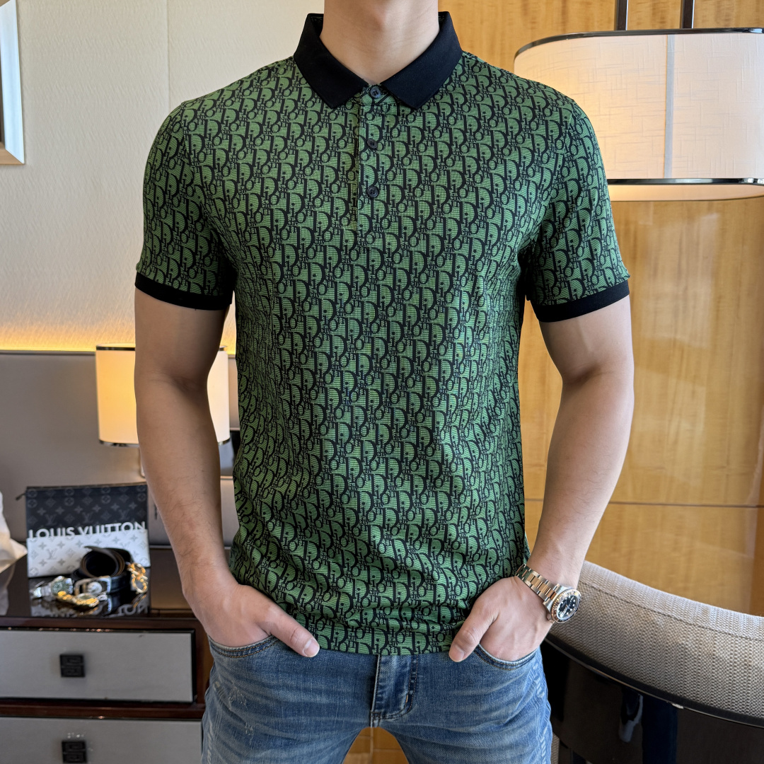 NO:117588,Dior - 2025ss Snake Spring and Summer New Polo Collar Short Sleeve Series. Selected high-quality long velvet cotton fabric, fashionable brand element logo design, excellent upper body style, delicate, comfortable and breathable fabric, super beautiful and stylish men's must-have style!  Size M-3XL (model 178/145 catties upper body L size), dior, T-shirt, alexander wang19860909迪奥- 2025ss蛇年春夏新款polo领短袖系列.精选优质长绒棉面料,时尚大牌元素logo设计,上身版型超赞,面料细腻舒适透气,随意搭配都超级好看时尚型男必备款哦！尺码M-3XL (模特178/145斤上身L码),,dior,T-shirt,alexander wang,Men's clothing