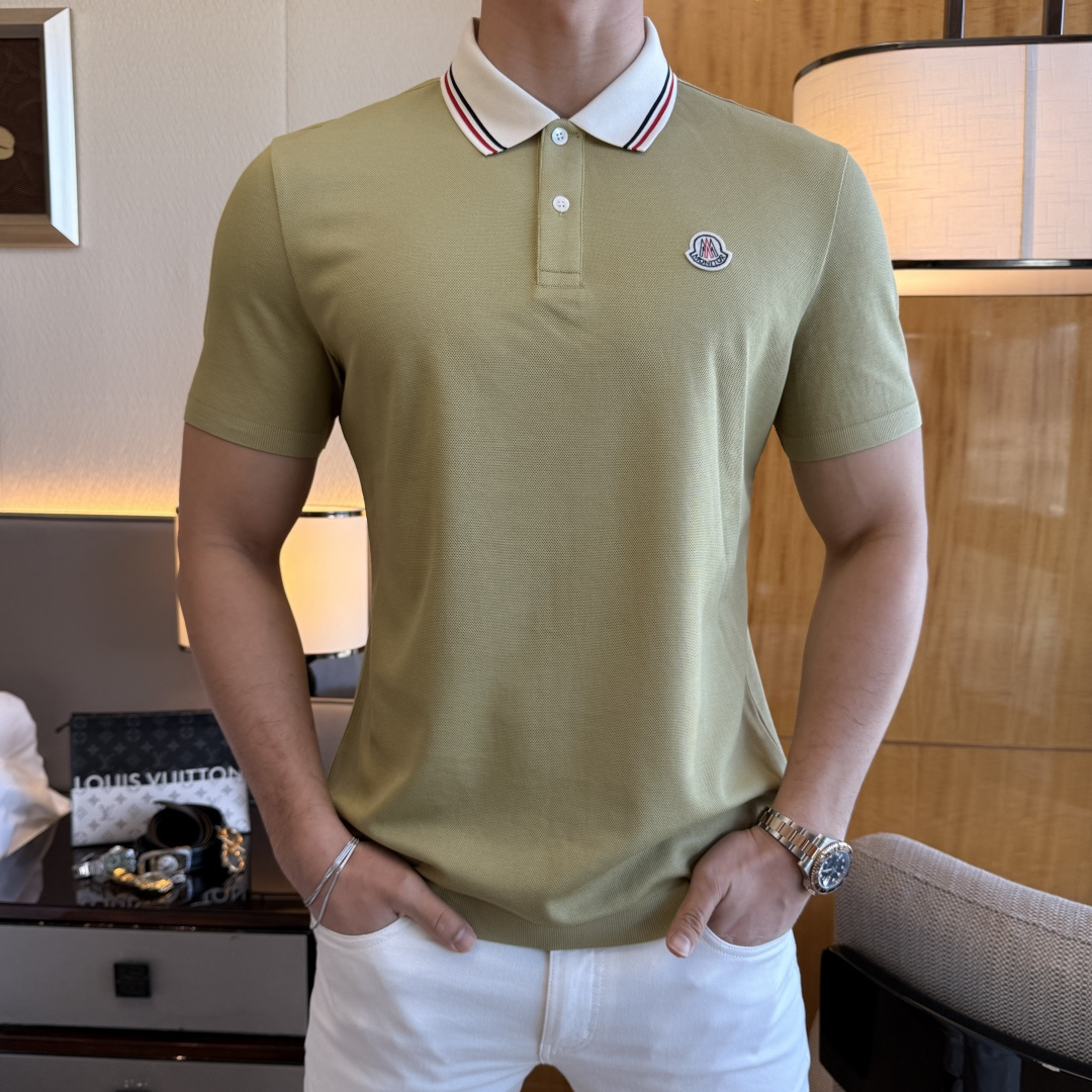 NO:117591,The 2025ss Snake Spring and Summer New Polo Collar Short Sleeve Series. Selected high-quality bead floor cotton fabric, fashionable brand element logo design, excellent upper body style, delicate, comfortable and breathable fabric, super beautiful and stylish men's must-have style!  Size M-3XL (model 178/145 catties upper body L size), Moncler, T-shirt, alexander wang19860909蒙口 - 2025ss蛇年春夏新款polo领短袖系列.精选优质珠地棉面料,时尚大牌元素logo设计,上身版型超赞,面料细腻舒适透气,随意搭配都超级好看时尚型男必备款哦！尺码M-3XL (模特178/145斤上身L码),,Moncler,T-shirt,alexander wang,Men's clothing