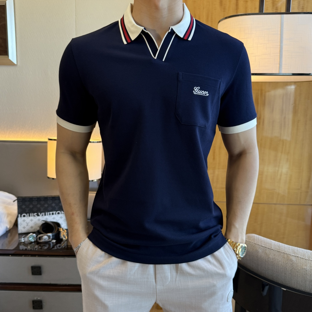 NO:117580,Guqi - 2025ss Snake Spring and Summer New Polo Collar Short Sleeve Series. Selected high-quality bead floor cotton fabric, fashionable brand element logo design, excellent upper body style, delicate, comfortable and breathable fabric, super beautiful and stylish men's must-have style!  Size M-3XL (model 178/145 catties upper body L size), T-shirt, alexander wang19860909古奇 - 2025ss蛇年春夏新款polo领短袖系列.精选优质珠地棉面料,时尚大牌元素logo设计,上身版型超赞,面料细腻舒适透气,随意搭配都超级好看时尚型男必备款哦！尺码M-3XL (模特178/145斤上身L码),,T-shirt,alexander wang,Men's clothing