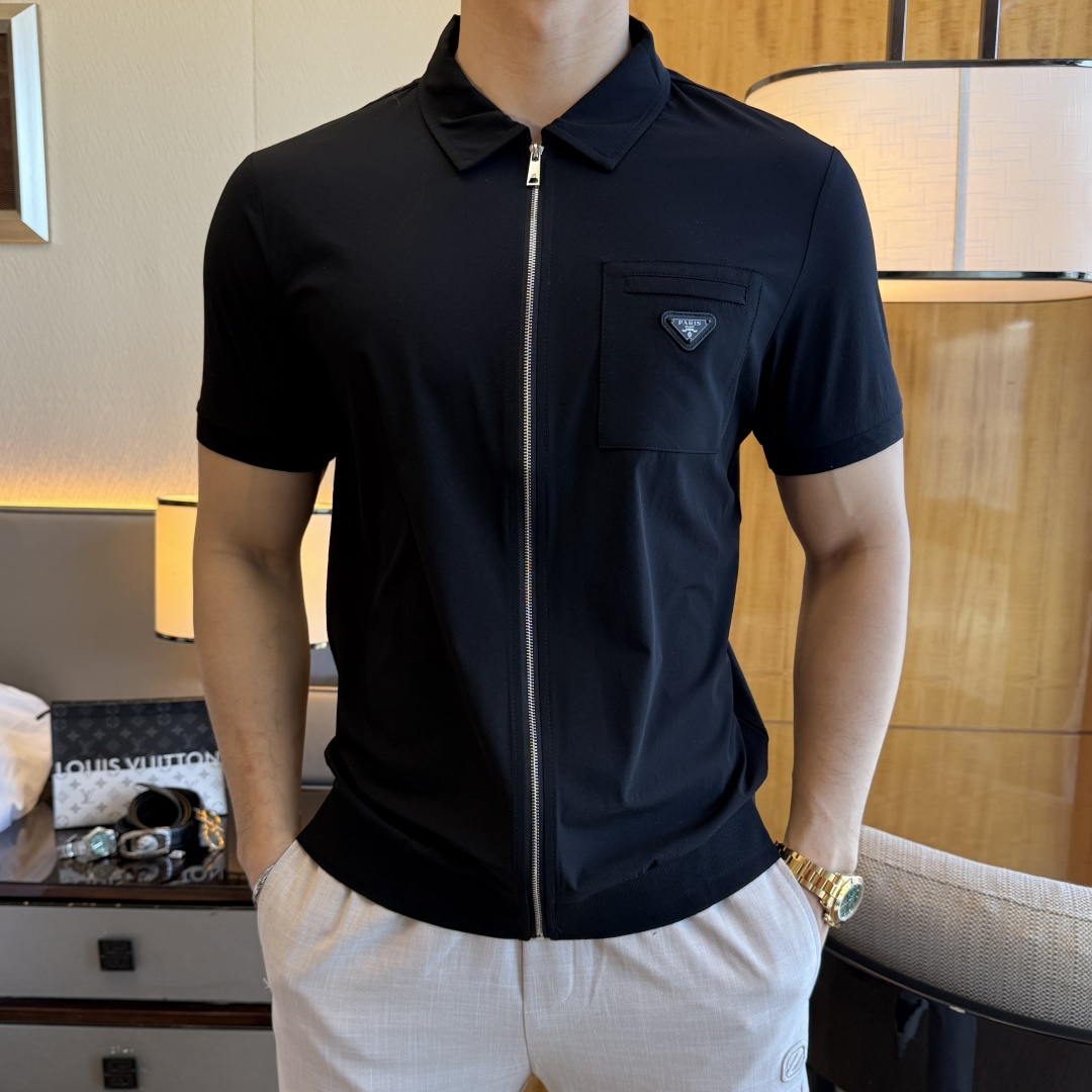 NO:117583,Prada - 2025ss Snake Spring and Summer latest hit cardigan short-sleeved T-shirt, customized imported high-end cotton fabric, fashionable brand element logo embellishment, breathable fabric, delicate and soft texture, close and smooth. Moisture-absorbing and sweating, simple and generous without losing fashion, three-dimensional cut, and the upper body is super stylish!  A must-have model for fashion trendy people Size M-3XL (model 178/142 catties wearing L size), prada, T-shirt,tees, t-shirt,alexander wang19860909普拉达 - 2025ss蛇年春夏最新大爆款开衫短袖T恤,定制进口高级棉面料,时尚大牌元素logo点缀,会呼吸的面料,质感细腻柔软,贴身冰爽顺滑.吸湿排汗,简约大方又不失时尚,版型立体裁剪,上身超有型！时尚潮人必备款 尺码M-3XL (模特178/142斤穿L码),,prada,T-shirt,tees，t-shirt,alexander wang,Men's clothing