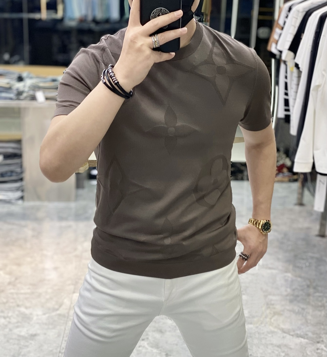 NO:438190,LV - 2025ss Spring and Summer latest hit short-sleeved T-shirt, customized imported soft Yilite fabric, fashionable brand element logo embellishment, breathable fabric, delicate and soft texture, close to the body, cool and smooth. Moisture-absorbing and sweating, simple and generous without losing fashion, three-dimensional cut, and the upper body is super stylish!  A must-have model for fashion trendy people Size M-3XL (model 178/142 catties wearing L size), louis vuitton, T-shirt,tees, t-shirt,alexander wang19860909LV - 2025ss春夏最新大爆款精品短袖T恤,定制进口轻柔伊力特面料,时尚大牌元素logo点缀,会呼吸的面料,质感细腻柔软,贴身冰爽顺滑.吸湿排汗,简约大方又不失时尚,版型立体裁剪,上身超有型！时尚潮人必备款 尺码M-3XL (模特178/142斤穿L码),,louis vuitton,T-shirt,tees，t-shirt,alexander wang,Men's clothing