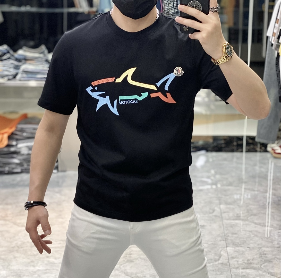 NO:438194,The cover - 2025ss Snake Year New Year Spring and Summer Boutique Short-sleeved T-shirts Synchronized by the official website High-end quality Customized top mercerized cotton fabrics, 1:1 made by top manufacturers, fashionable and heavy craftsmanship logo design, soft and delicate touch, skin-friendly and comfortable to wear, versatile and casual, the upper body is very good, handsome, a must-have for trendy men Size M-3XL Maximum wearable 190 pounds!  ,Moncler,T-shirt,tees,t-shirt,alexander wang19860909蒙口 - 2025ss蛇年贺岁款春夏精品短袖T恤 官网同步 高端品质 定制顶级丝光棉面料,顶级大厂1:1制作,时尚大牌重工艺logo设计,手感柔软细腻 穿着亲肤舒适 百搭休闲 上身非常赞 帅气 潮男必备品 尺码M-3XL 最大可穿190斤！,,Moncler,T-shirt,tees，t-shirt,alexander wang,Men's clothing