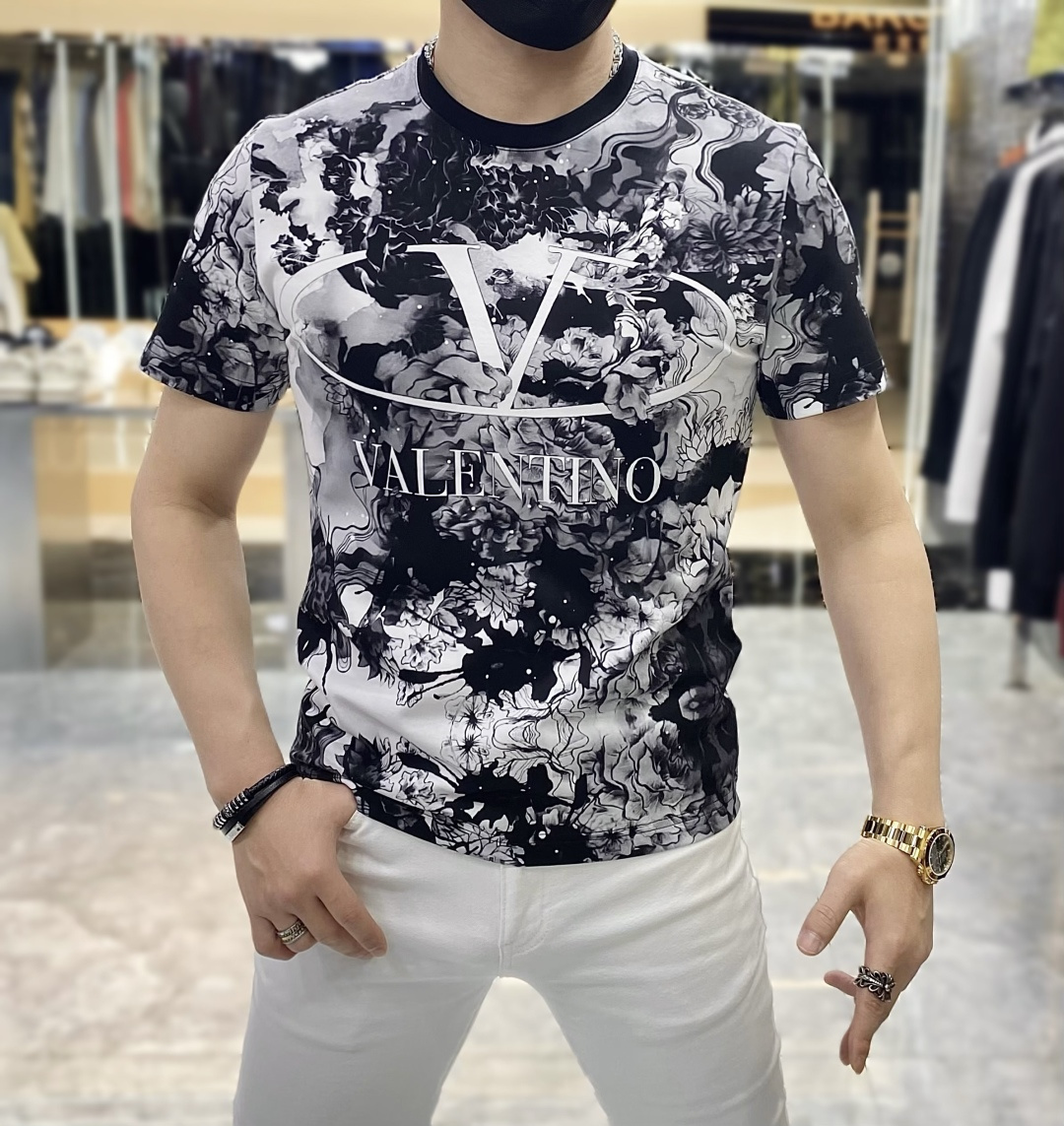 NO:438207,Valentino - 2025ss Snake Year New Year Spring and Summer Boutique 5D Printed Short-Sleeve T-shirt Official Website Synchronization High-end Quality Customized Top Double Mercerated Cotton Fabric, Top Factory 1:1 Production, Fashion Brand Heavy Crafts Logo Design, Soft and Delicate Hands, Comfortable Skin-friendly and Casual, Very Good Body, Handsome, Handsome, Handsome, Handsome, Handsome, Handsome, Handsome, Handsome, Handsome, Handsome, Handsome, Handsome, Handsome, Handsome, Handsome, Handsome, Handsome, Handsome, Handsome, Handsome, Handsome, Handsome, Handsome, Handsome, Handsome, Handsome, Handsome, Handsome, Handsome, Handsome, Handsome, Handsome, Handsome, Handsome, Handsome, Handsome, Handsome, Handsome, Handsome, Handsome, Handsome, Handsome, Handsome, Handsome, Handsome, Handsome, Handsome, Handsome, Handsome, Handsome, Handsome, Handsome, Handsome, Handsome, Handsome, Handsome, Handsome, Handsome, Handsome, Handsome, Handsome, Handsome, Handsome, Handsome, Handsome, Handsome, Handsome, Handsome, Handsome, Handsome, Handsome, Handsome, Handsome, Handsome, Handsome, Handsome, Handsome, Handsome, Handsome, Handsome, Handsome, Handsome, Handsome, Handsome, Handsome, Handsome, Handsome, Handsome, Handsome, Handsome, Handsome, Handsome, Handsome, Handsome, Handsome, Handsome, Handsome, Handsome, Handsome,19860909华伦天奴 - 2025ss蛇年贺岁款春夏精品5D印花短袖T恤 官网同步 高端品质 定制顶级双丝光棉面料,顶级大厂1:1制作,时尚大牌重工艺logo设计,手感柔软细腻 穿着亲肤舒适 百搭休闲 上身非常赞 帅气 潮男必备品 尺码M-3XL(模特175/145斤穿L),,valentino,T-shirt,tees，t-shirt,alexander wang,Men's clothing