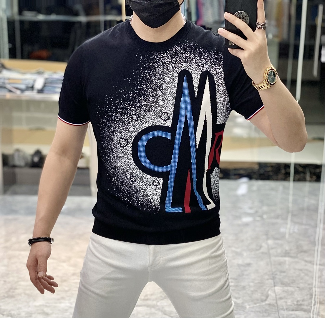NO:438216,The latest hit short-sleeved short-sleeved T-shirt in 2025ss Spring and Summer, customized imported soft Yilite fabric, fashionable brand element logo embellishment, breathable fabric, delicate and soft texture, close to the body, refreshing and smooth. Moisture-absorbing and sweating, simple and generous without losing fashion, three-dimensional cut, and the upper body is super stylish!  Must-have models for fashion trendy people Size M-3XL (model 178/142 catties wearing L size), Moncler, T-shirt,tees, t-shirt,alexander wang19860909蒙口 - 2025ss春夏最新大爆款精品短袖T恤,定制进口轻柔伊力特面料,时尚大牌元素logo点缀,会呼吸的面料,质感细腻柔软,贴身冰爽顺滑.吸湿排汗,简约大方又不失时尚,版型立体裁剪,上身超有型！时尚潮人必备款 尺码M-3XL (模特178/142斤穿L码),,Moncler,T-shirt,tees，t-shirt,alexander wang,Men's clothing