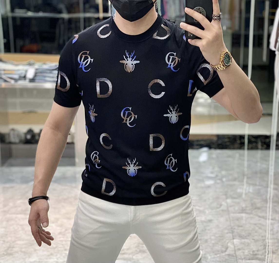 NO:438219,Dior - 2025ss Spring and Summer latest hit short-sleeved T-shirt, customized imported soft Yilitte fabric, fashionable brand element logo embellishment, breathable fabric, delicate and soft texture, close to the body, refreshing and smooth. Moisture-absorbing and sweating, simple and generous without losing fashion, three-dimensional cut, and the upper body is super stylish!  A must-have for fashion trendy people Size M-3XL (model 178/142 catties wearing L size), Dior, T-shirt,tees, t-shirt,alexander wang19860909迪奥 - 2025ss春夏最新大爆款精品短袖T恤,定制进口轻柔伊力特面料,时尚大牌元素logo点缀,会呼吸的面料,质感细腻柔软,贴身冰爽顺滑.吸湿排汗,简约大方又不失时尚,版型立体裁剪,上身超有型！时尚潮人必备款 尺码M-3XL (模特178/142斤穿L码),,dior,T-shirt,tees，t-shirt,alexander wang,Men's clothing