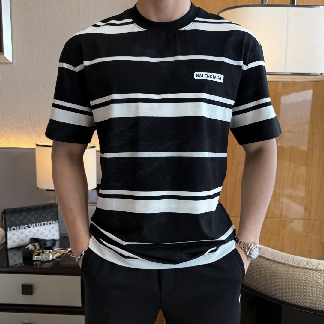 NO:746425,Balenciaga - 2026ss spring and summer boutique loose-fitting short-sleeved T-shirt. Official website synchronized. High-end quality. Customized top-grade long-staple cotton fabric, 1:1 production by top manufacturers, fashionable brand heavy craftsmanship logo design, soft and delicate feel. Skin-friendly and comfortable to wear. Versatile and casual. The upper body is very good. Handsome. A must-have for trendy men. Loose size M-3XL can wear up to 230 pounds. Balenciaga, T-shirt, tees, t-shirt,19860909巴黎世家 - 2026ss年贺岁款春夏精品宽松版短袖T恤 官网同步 高端品质 定制顶级长绒棉面料,顶级大厂1:1制作,时尚大牌重工艺logo设计,手感柔软细腻 穿着亲肤舒适 百搭休闲 上身非常赞 帅气 潮男必备品 宽松尺码M-3XL最大可穿230斤,,balenciaga,T-shirt,tees，t-shirt,,Men's clothing