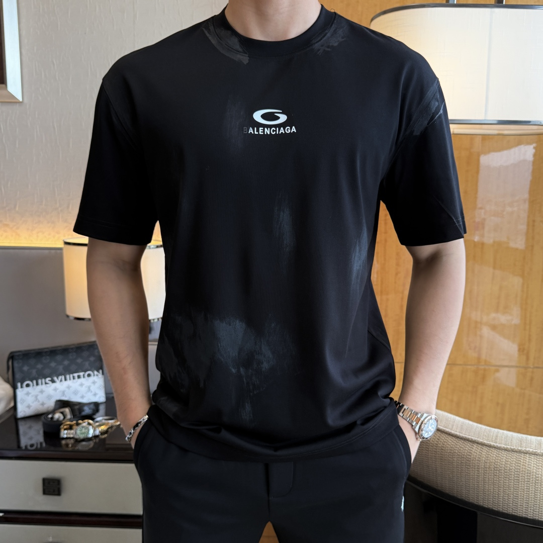 NO:746439,Balenciaga - 2026ss spring and summer boutique loose-fitting short-sleeved T-shirt. Official website synchronized. High-end quality. Customized top-grade long-staple cotton fabric, 1:1 production by top manufacturers, fashionable brand heavy craftsmanship logo design, soft and delicate feel. Skin-friendly and comfortable to wear. Versatile and casual. The upper body is very good. Handsome. A must-have for trendy men. Loose size M-3XL can wear up to 230 pounds. Balenciaga, T-shirt, tees, t-shirt,19860909巴黎世家 - 2026ss年贺岁款春夏精品宽松版短袖T恤 官网同步 高端品质 定制顶级长绒棉面料,顶级大厂1:1制作,时尚大牌重工艺logo设计,手感柔软细腻 穿着亲肤舒适 百搭休闲 上身非常赞 帅气 潮男必备品 宽松尺码M-3XL最大可穿230斤,,balenciaga,T-shirt,tees，t-shirt,,Men's clothing