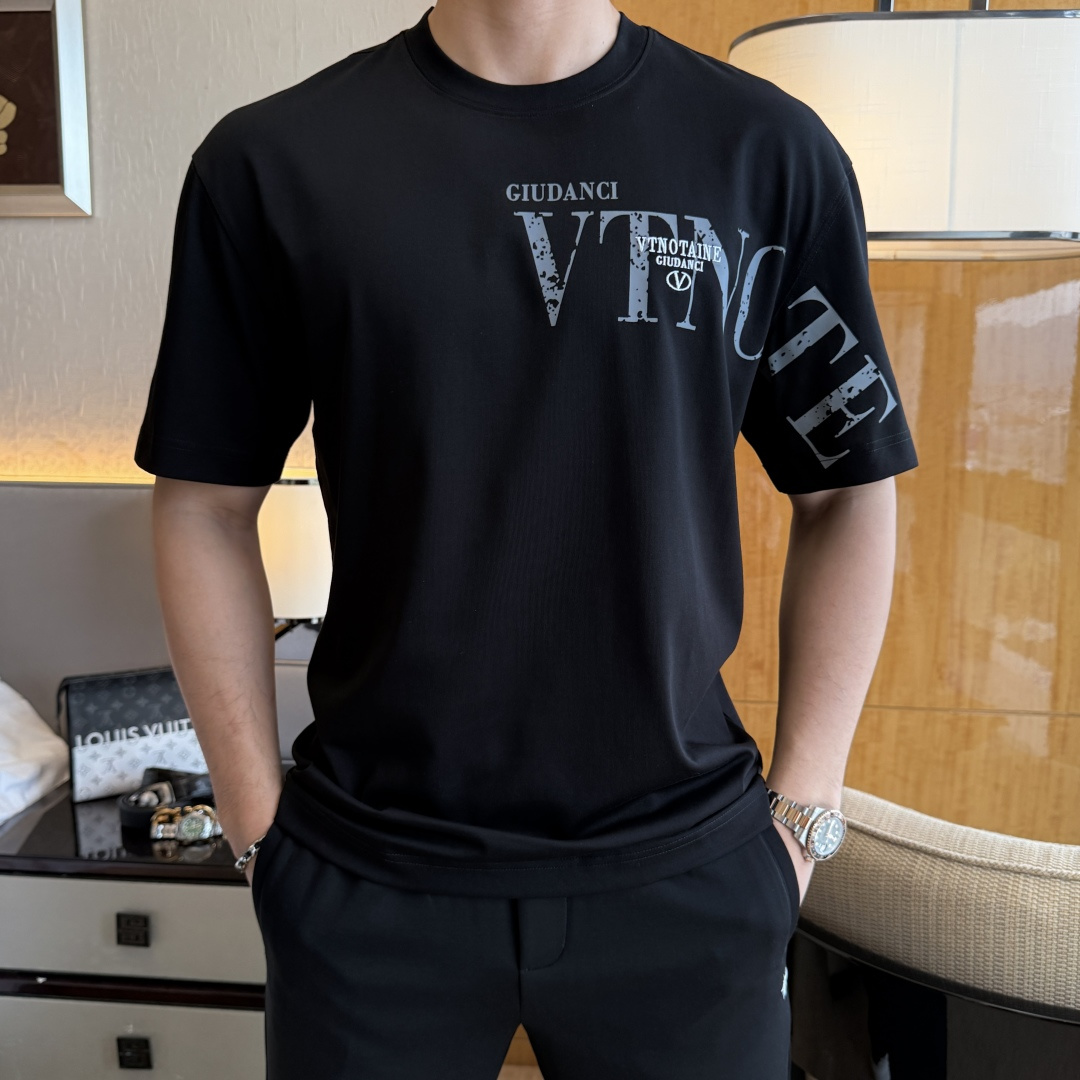 NO:746441,Valentino - 2026ss spring and summer boutique loose-fitting short-sleeved T-shirt. Official website synchronization. High-end quality. Customized top-grade long-staple cotton fabric, 1:1 production by top manufacturers, fashionable brand heavy craftsmanship logo design, soft and delicate feel. Skin-friendly and comfortable to wear. Versatile and casual. The upper body is very good. Handsome. A must-have for trendy men. Loose size M-3XL can wear up to 230 pounds, valentino, T-shirt, tees, t-shirt,19860909华伦天奴 - 2026ss年贺岁款春夏精品宽松版短袖T恤 官网同步 高端品质 定制顶级长绒棉面料,顶级大厂1:1制作,时尚大牌重工艺logo设计,手感柔软细腻 穿着亲肤舒适 百搭休闲 上身非常赞 帅气 潮男必备品 宽松尺码M-3XL最大可穿230斤,,valentino,T-shirt,tees，t-shirt,,Men's clothing