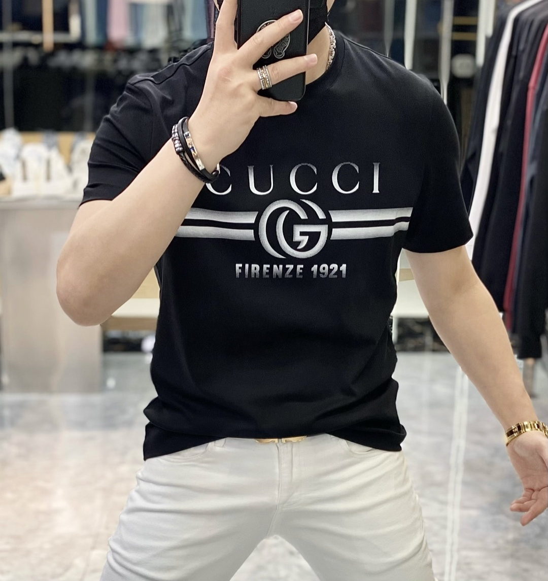 NO:438203,Guqi - 2025ss Snake Year New Year Spring and Summer Boutique Short-sleeved T-shirts Synchronized by the official website High-end quality Customized top mercerized cotton fabrics, 1:1 made by top manufacturers, fashionable big brand heavy craftsmanship logo design, soft and delicate touch, skin-friendly and comfortable to wear, versatile and casual, the upper body is very good, handsome, a must-have for trendy men Size M-3XL Maximum wearable pounds!  ,T-shirt,tees,t-shirt,alexander wang19860909古奇 - 2025ss蛇年贺岁款春夏精品短袖T恤 官网同步 高端品质 定制顶级丝光棉面料,顶级大厂1:1制作,时尚大牌重工艺logo设计,手感柔软细腻 穿着亲肤舒适 百搭休闲 上身非常赞 帅气 潮男必备品 尺码M-3XL 最大可穿斤！,,T-shirt,tees，t-shirt,alexander wang,Men's clothing