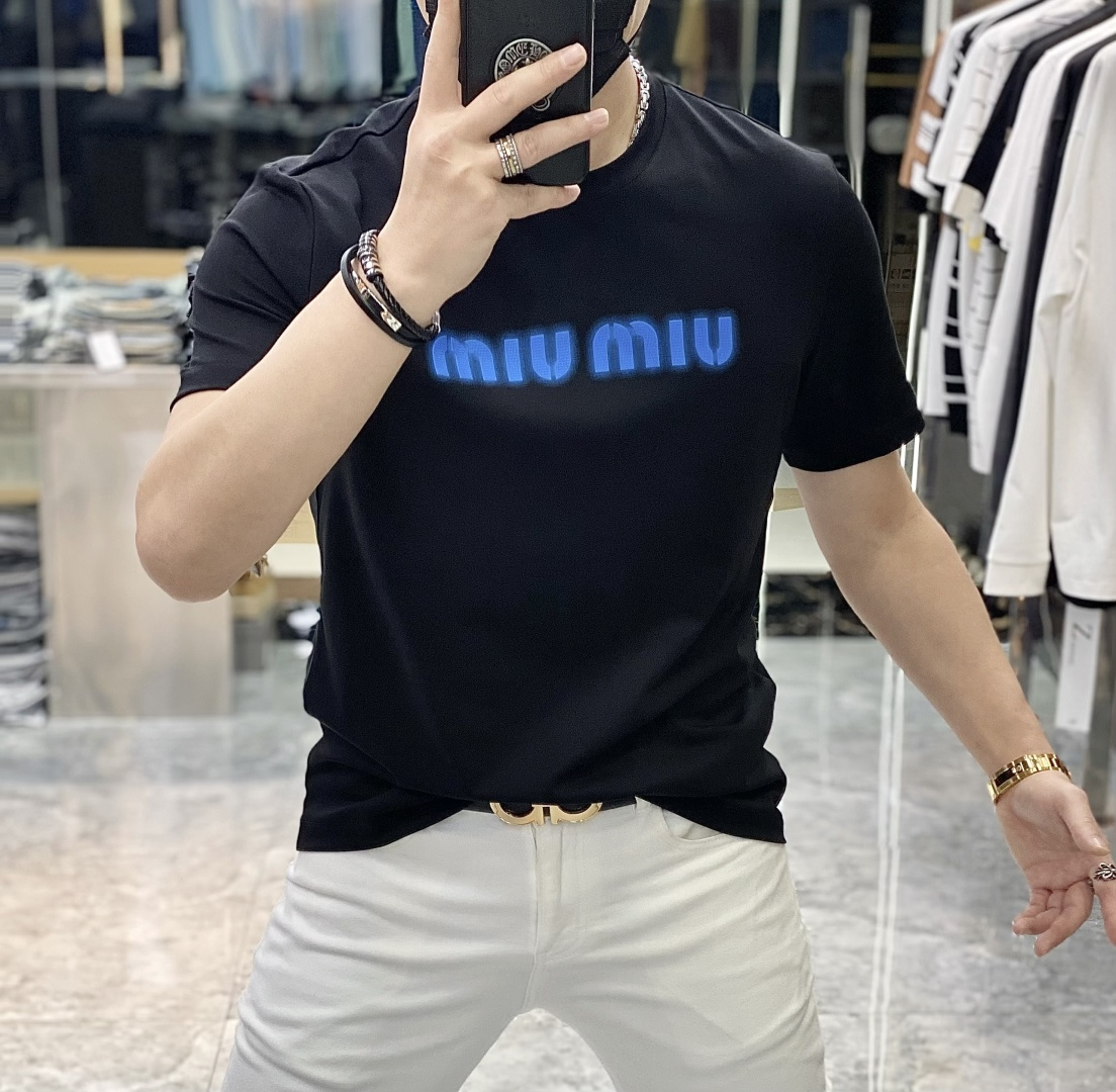 NO:438208,Misunderstanding - 2025ss Snake Year New Year Spring and Summer Boutique Short-sleeved T-shirts Synchronized by the official website High-end quality Customized top mercerized cotton fabrics, 1:1 made by top manufacturers, fashionable and heavy craftsmanship logo design, soft and delicate touch, skin-friendly and comfortable to wear, versatile and casual, very good on the upper body, handsome, a must-have for trendy men Size M-3XL Maximum wearable pounds!  ,T-shirt,tees,t-shirt,alexander wang19860909谬谬 - 2025ss蛇年贺岁款春夏精品短袖T恤 官网同步 高端品质 定制顶级丝光棉面料,顶级大厂1:1制作,时尚大牌重工艺logo设计,手感柔软细腻 穿着亲肤舒适 百搭休闲 上身非常赞 帅气 潮男必备品 尺码M-3XL 最大可穿斤！,,T-shirt,tees，t-shirt,alexander wang,Men's clothing