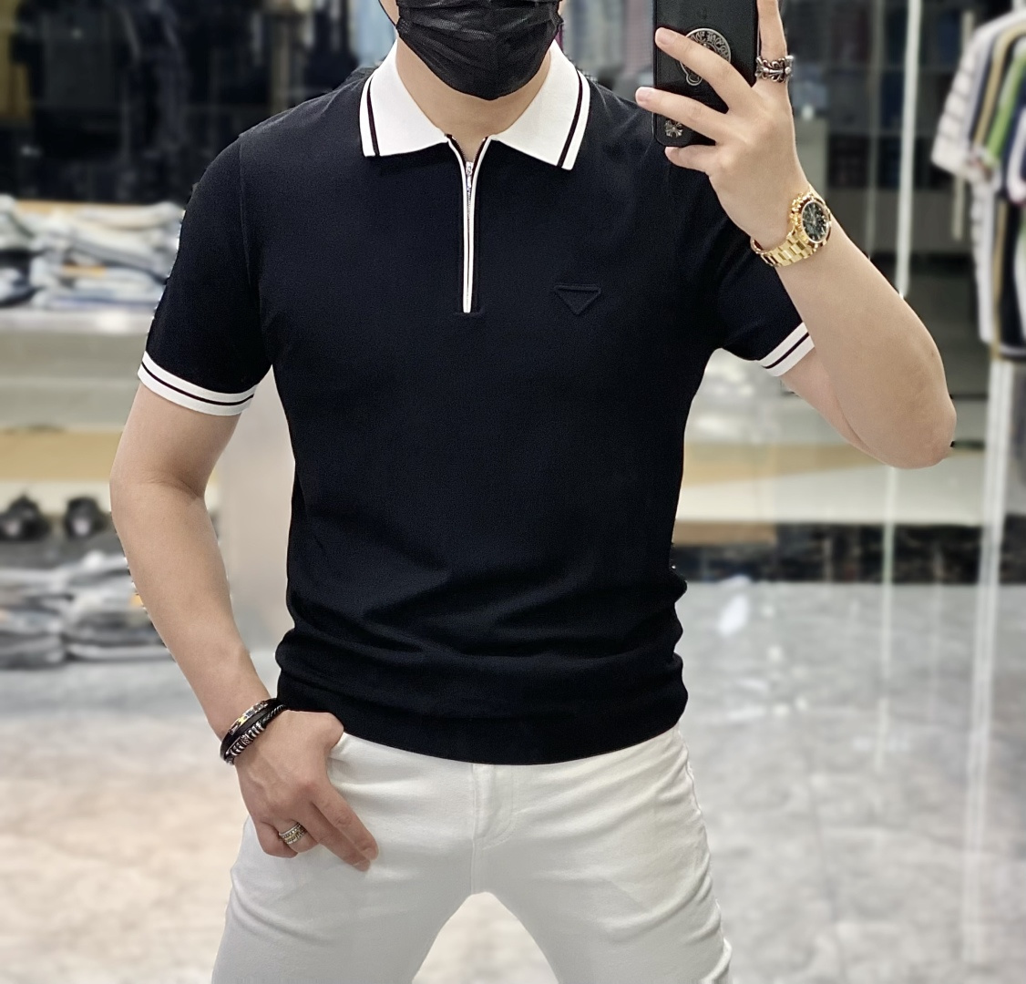 NO:438222,Prada - 2025ss Spring and Summer latest hit short-sleeved T-shirt, customized imported soft Yilit fabric, fashionable brand element logo embellishment, breathable fabric, delicate and soft texture, close to the body, refreshing and smooth. Moisture-absorbing and sweating, simple and generous without losing fashion, three-dimensional cut, and the upper body is super stylish!  A must-have model for fashion trendy people Size M-3XL (model 178/142 catties wearing L size), prada, T-shirt,tees, t-shirt,alexander wang19860909普拉达 - 2025ss春夏最新大爆款精品短袖T恤,定制进口轻柔伊力特面料,时尚大牌元素logo点缀,会呼吸的面料,质感细腻柔软,贴身冰爽顺滑.吸湿排汗,简约大方又不失时尚,版型立体裁剪,上身超有型！时尚潮人必备款 尺码M-3XL (模特178/142斤穿L码),,prada,T-shirt,tees，t-shirt,alexander wang,Men's clothing