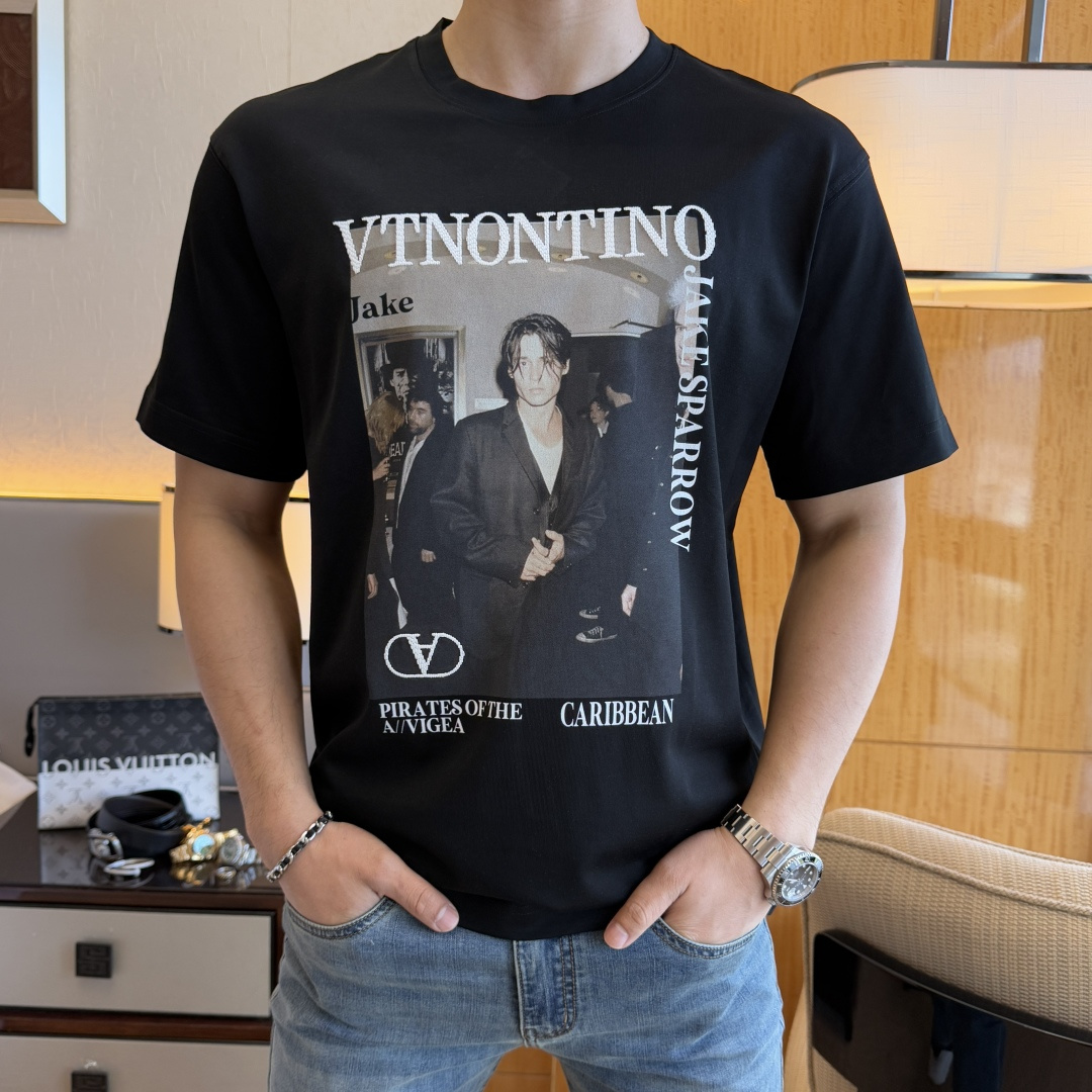 NO:746435,Valentino - 2026ss spring and summer boutique loose version short-sleeved T-shirt, official website synchronization, high-end quality, customized top-grade long-staple cotton fabric, 1:1 production by top manufacturers, fashionable brand heavy craftsmanship logo design, soft and delicate feel, skin-friendly and comfortable to wear, versatile and casual, the upper body is very good, handsome, a must-have for trendy men, loose size M-3XL can wear up to 210 pounds, valentino, T-shirt, tees, t-shirt,19860909华伦天奴 - 2026ss年春夏精品宽松版短袖T恤 官网同步 高端品质 定制顶级长绒棉面料,顶级大厂1:1制作,时尚大牌重工艺logo设计,手感柔软细腻 穿着亲肤舒适 百搭休闲 上身非常赞 帅气 潮男必备品 宽松尺码M-3XL最大可穿210斤,,valentino,T-shirt,tees，t-shirt,,Men's clothing