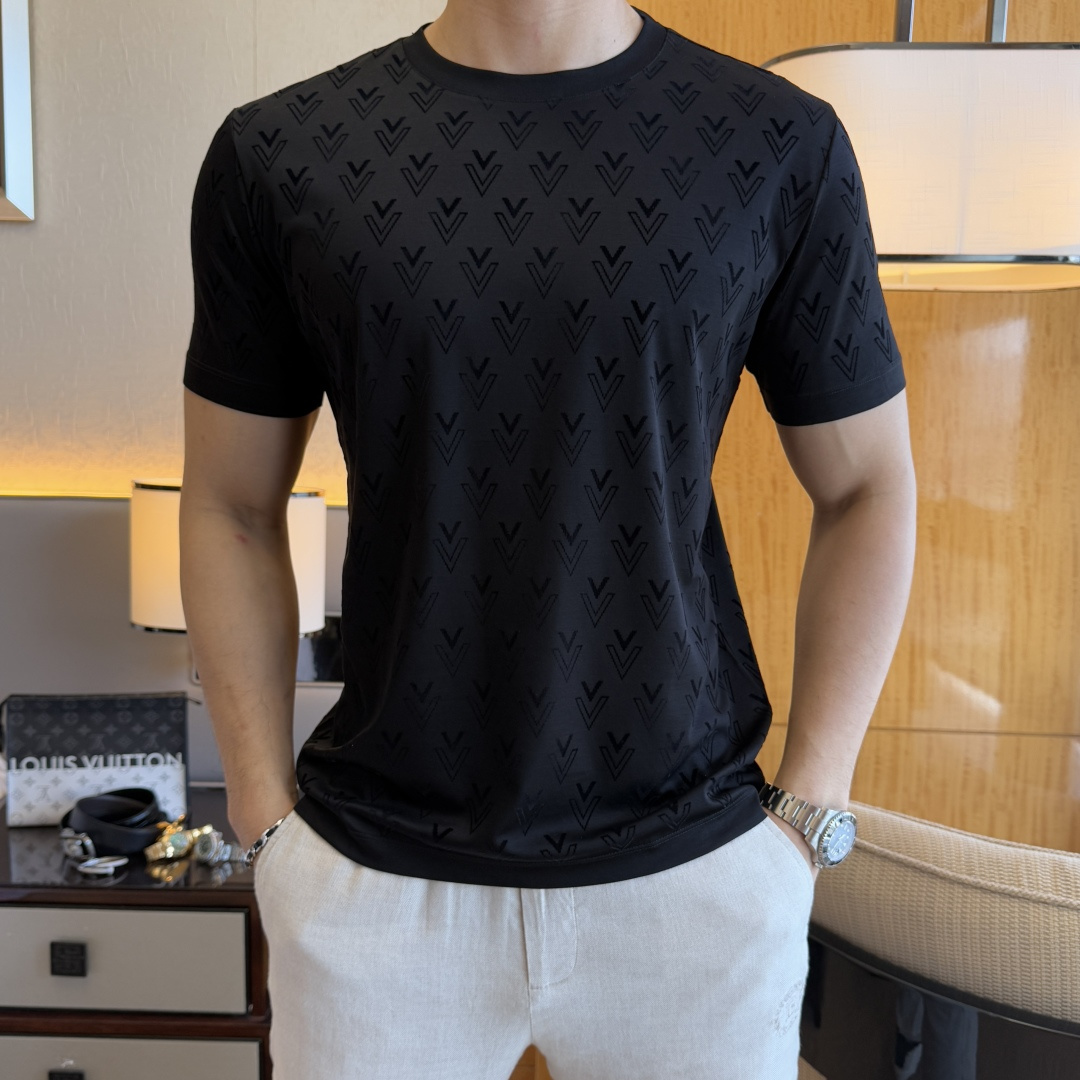 NO:438196,Valentino - 2025ss Snake Year New Year Spring and Summer Boutique Short-sleeved T-shirts Synchronized by the official website High-end quality Customized top mercerized cotton fabrics, 1:1 made by top manufacturers, fashionable and heavy craftsmanship logo design, soft and delicate touch, skin-friendly and comfortable to wear, versatile and casual, the upper body is very good, handsome, a must-have for trendy men Size M-3XL Maximum wearable 190 pounds!  , valentino, T-shirt,tees, t-shirt,alexander wang19860909华伦天奴- 2025ss蛇年贺岁款春夏精品短袖T恤 官网同步 高端品质 定制顶级丝光棉面料,顶级大厂1:1制作,时尚大牌重工艺logo设计,手感柔软细腻 穿着亲肤舒适 百搭休闲 上身非常赞 帅气 潮男必备品 尺码M-3XL 最大可穿190斤！,,valentino,T-shirt,tees，t-shirt,alexander wang,Men's clothing