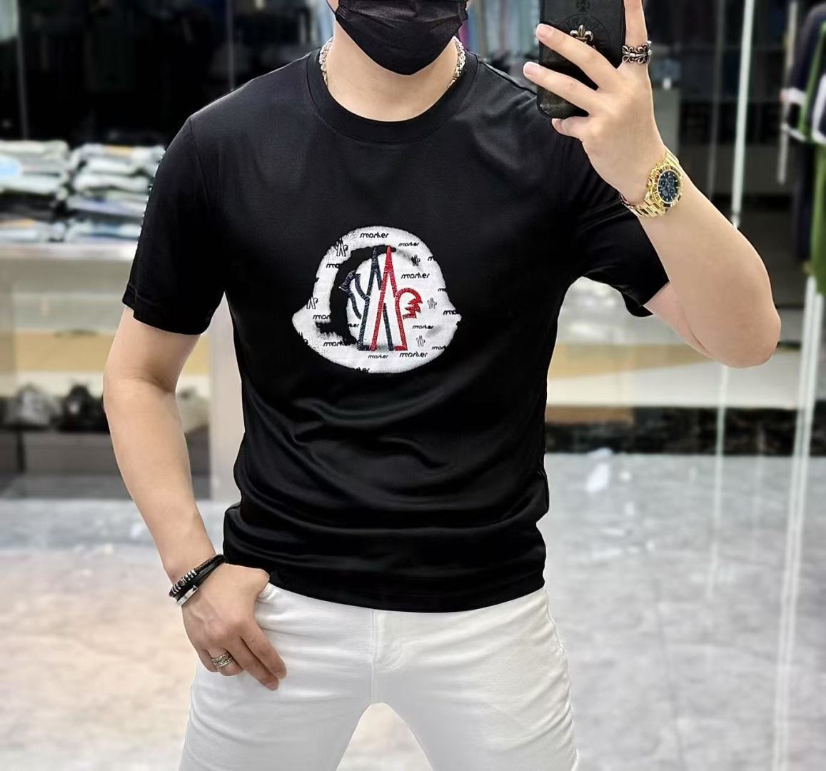 NO:438212,The 2025ss Snake Year New Year Spring and Summer Boutique Short-sleeved T-shirts Synchronized by the official website High-end quality Customized top mercerized cotton fabrics, 1:1 made by top manufacturers, fashionable and heavy craftsmanship logo design, soft and delicate touch, skin-friendly and comfortable to wear, versatile and casual, the upper body is very good, handsome, a must-have for trendy men Size M-3XL Maximum wearable pounds!  ,Moncler,T-shirt,tees,t-shirt,alexander wang19860909蒙口 - 2025ss蛇年贺岁款春夏精品短袖T恤 官网同步 高端品质 定制顶级丝光棉面料,顶级大厂1:1制作,时尚大牌重工艺logo设计,手感柔软细腻 穿着亲肤舒适 百搭休闲 上身非常赞 帅气 潮男必备品 尺码M-3XL 最大可穿斤！,,Moncler,T-shirt,tees，t-shirt,alexander wang,Men's clothing