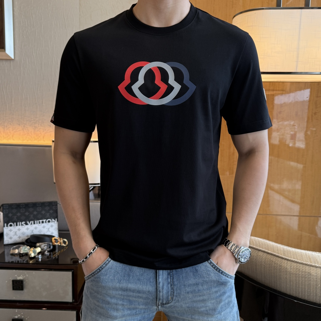 NO:442512,The cover - 2025ss Snake Year New Year Spring and Summer Boutique Short-sleeved T-shirts Synchronized by the official website High-end quality Customized top mercerized cotton fabrics, 1:1 made by top manufacturers, fashionable and heavy craftsmanship logo design, soft and delicate touch, skin-friendly and comfortable to wear, versatile and casual, the upper body is very good, handsome, a must-have for trendy men Size M-3XL Maximum wearable 190 pounds!  ,Moncler,T-shirt,tees,t-shirt,alexander wang19860909蒙口 - 2025ss蛇年贺岁款春夏精品短袖T恤 官网同步 高端品质 定制顶级丝光棉面料,顶级大厂1:1制作,时尚大牌重工艺logo设计,手感柔软细腻 穿着亲肤舒适 百搭休闲 上身非常赞 帅气 潮男必备品 尺码M-3XL 最大可穿190斤！,,Moncler,T-shirt,tees，t-shirt,alexander wang,Men's clothing