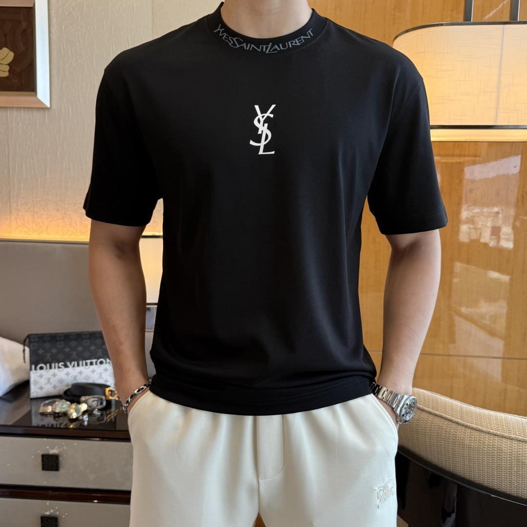 NO:746427,Ysl- 2026ss spring and summer boutique loose-fitting short-sleeved T-shirt. Official website synchronization. High-end quality. Customized top-grade long-staple cotton fabric, 1:1 production by top manufacturers, fashionable big-name heavy craftsmanship logo design, soft and delicate feel. Skin-friendly and comfortable to wear. Versatile and casual. The upper body is very good. Handsome. A must-have for trendy men. Size M-3XL. Can wear up to 210 pounds!  ,,saint laurent,T-shirt,tees,t-shirt,19860909Ysl- 2026ss年贺岁款春夏精品宽松版短袖T恤 官网同步 高端品质 定制顶级长绒棉面料,顶级大厂1:1制作,时尚大牌重工艺logo设计,手感柔软细腻 穿着亲肤舒适 百搭休闲 上身非常赞 帅气 潮男必备品 尺码M-3XL 最大可穿210斤！,,saint laurent,T-shirt,tees，t-shirt,,Men's clothing