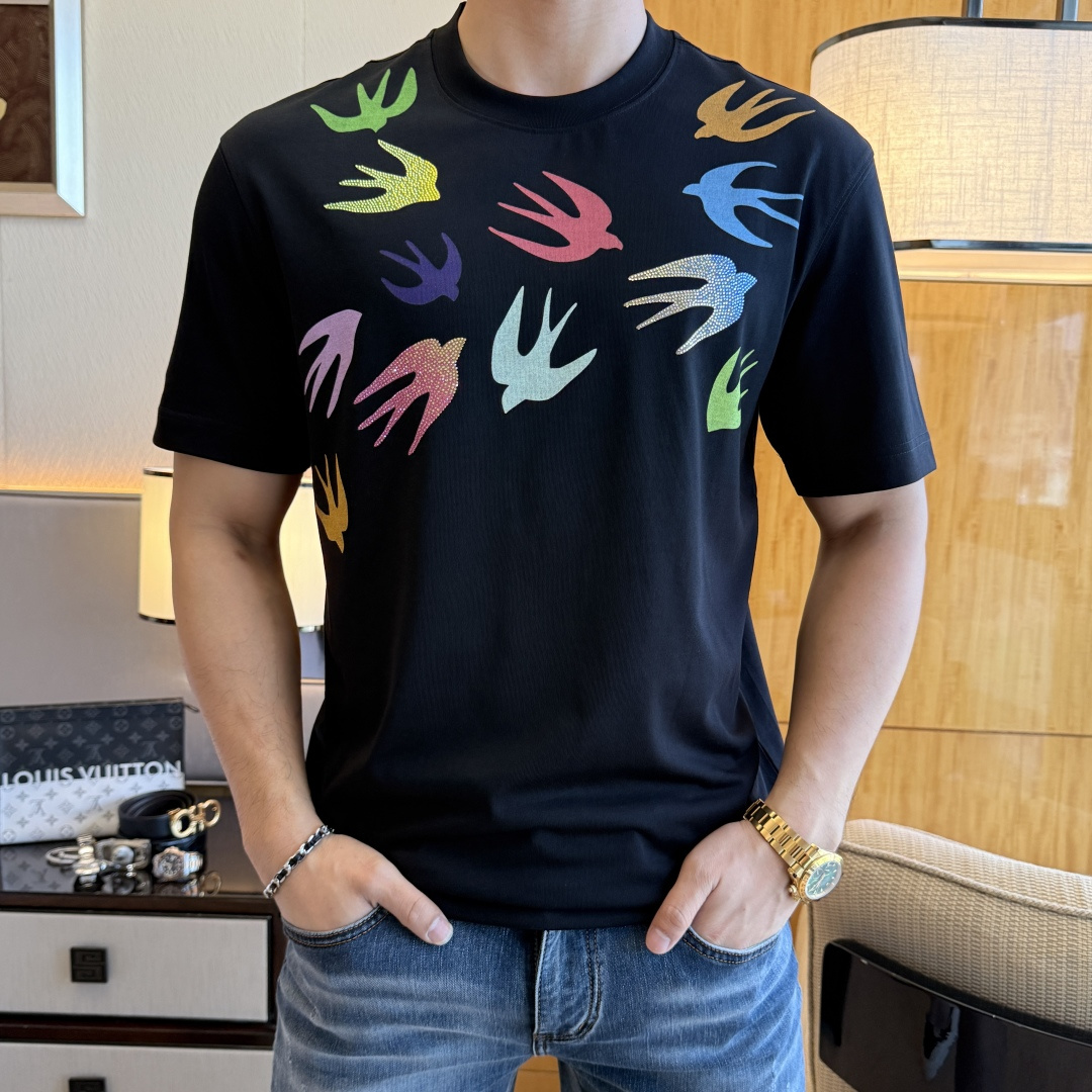 NO:442518,McQueen - 2025ss Snake Year New Year Spring and Summer Boutique Loose Edition Short-sleeved T-shirts Synchronized by the official website High-end quality Customized top-grade long-length cotton fabrics, 1:1 made by top-tier manufacturers, fashionable and heavy craftsmanship logo design, soft and delicate touch, skin-friendly and comfortable to wear, versatile and casual, the upper body is very good, handsome, a must-have for trendy men Size M-3XL Maximum wearable 210 kilograms!  ,alexander mcqueen,T-shirt,tees,t-shirt,alexander wang19860909麦昆 - 2025ss蛇年贺岁款春夏精品宽松版短袖T恤 官网同步 高端品质 定制顶级长绒棉面料,顶级大厂1:1制作,时尚大牌重工艺logo设计,手感柔软细腻 穿着亲肤舒适 百搭休闲 上身非常赞 帅气 潮男必备品 尺码M-3XL 最大可穿210斤！,,alexander mcqueen,T-shirt,tees，t-shirt,alexander wang,Men's clothing