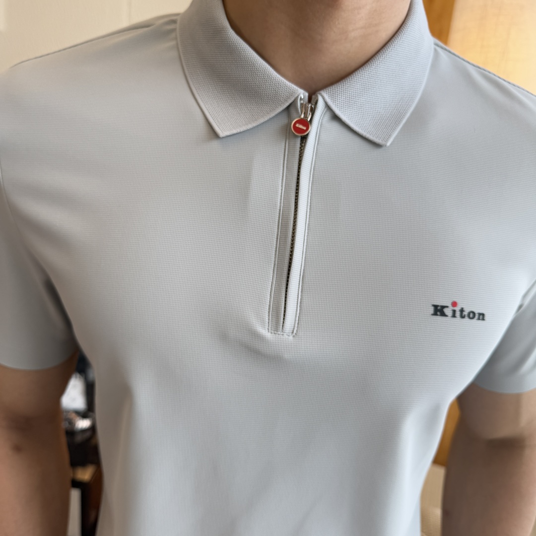 P240🔥🔥Kiton- 2025ss蛇年春夏新款polo领短袖系列。精选优质珠地棉面料，时尚大牌元素logo设计，上身版型超赞，面料细腻舒适透气，随意搭配都超级好看👍时尚型男必备款哦！尺码：M-3XL (模特178/145斤上身L码)