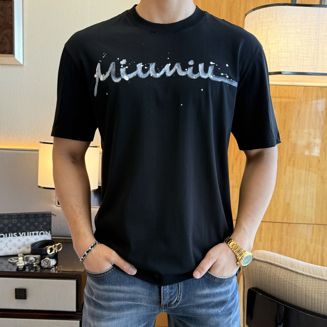 NO:746437,Miu Miu - 2026ss spring and summer high-quality loose-fitting short-sleeved T-shirt, synchronized with the official website, high-end quality, custom-made top-grade long-staple cotton fabric, 1:1 production by top manufacturers, fashionable brand heavy craftsmanship logo design, soft and delicate feel, skin-friendly and comfortable to wear, versatile and casual, the upper body is very good, handsome, a must-have for trendy men, size M-3XL, can wear up to 210 pounds!  ,,T-shirt,tees,t-shirt,19860909谬谬- 2026ss年贺岁款春夏精品宽松版短袖T恤 官网同步 高端品质 定制顶级长绒棉面料,顶级大厂1:1制作,时尚大牌重工艺logo设计,手感柔软细腻 穿着亲肤舒适 百搭休闲 上身非常赞 帅气 潮男必备品 尺码M-3XL 最大可穿210斤！,,T-shirt,tees，t-shirt,,Men's clothing
